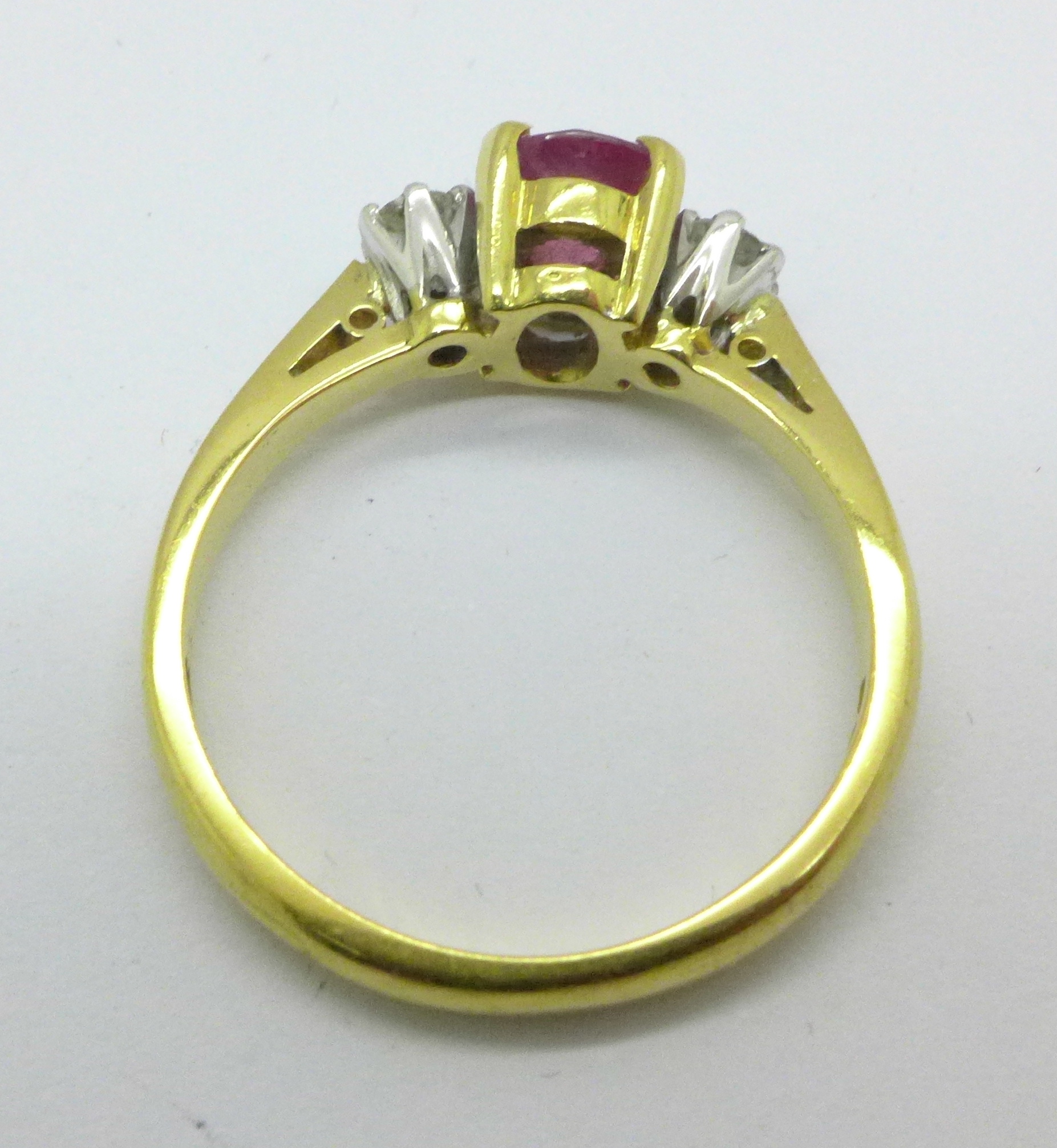 An 18ct ruby and diamond three stone ring, marked 18., 3.6g, M - Bild 4 aus 4