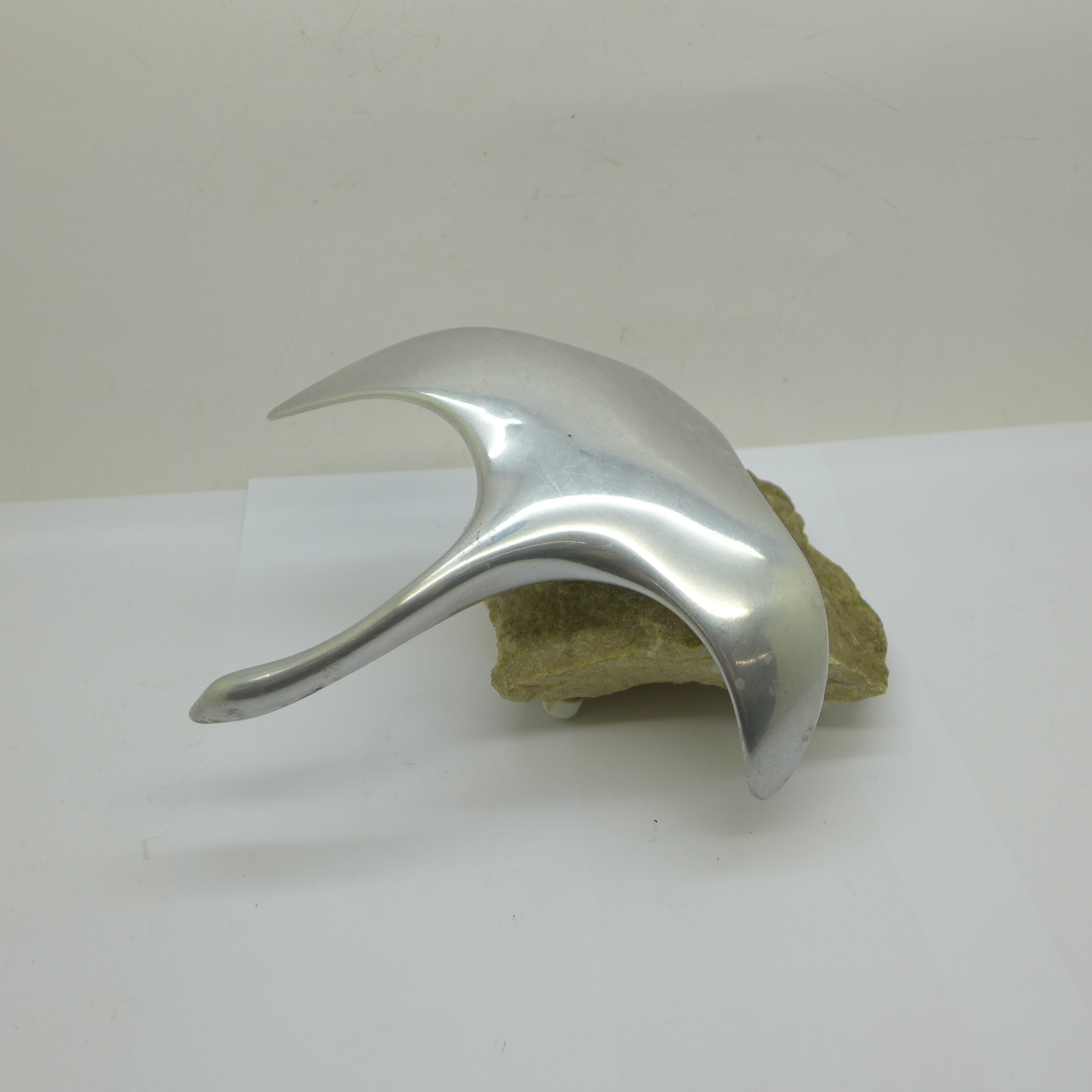 A Manta Ray car mascot mounted on a stone - Image 3 of 3