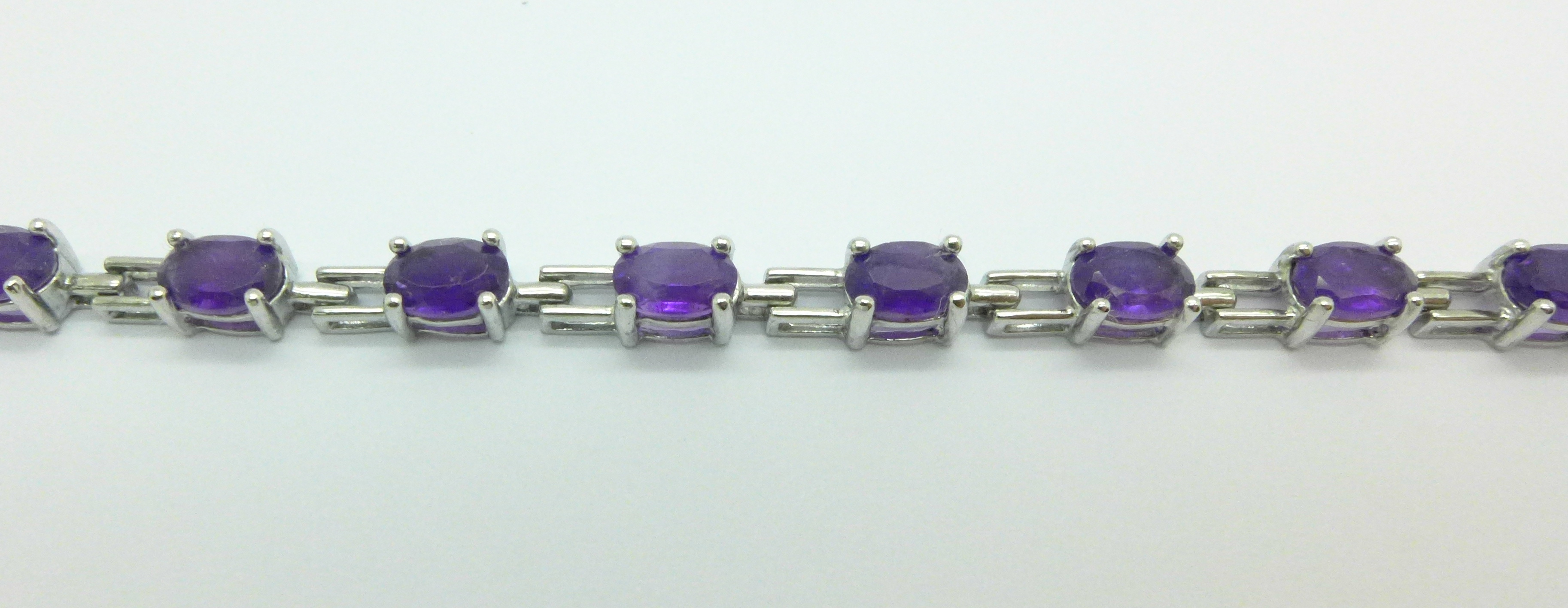 An amethyst and silver bracelet in original box - Bild 2 aus 4