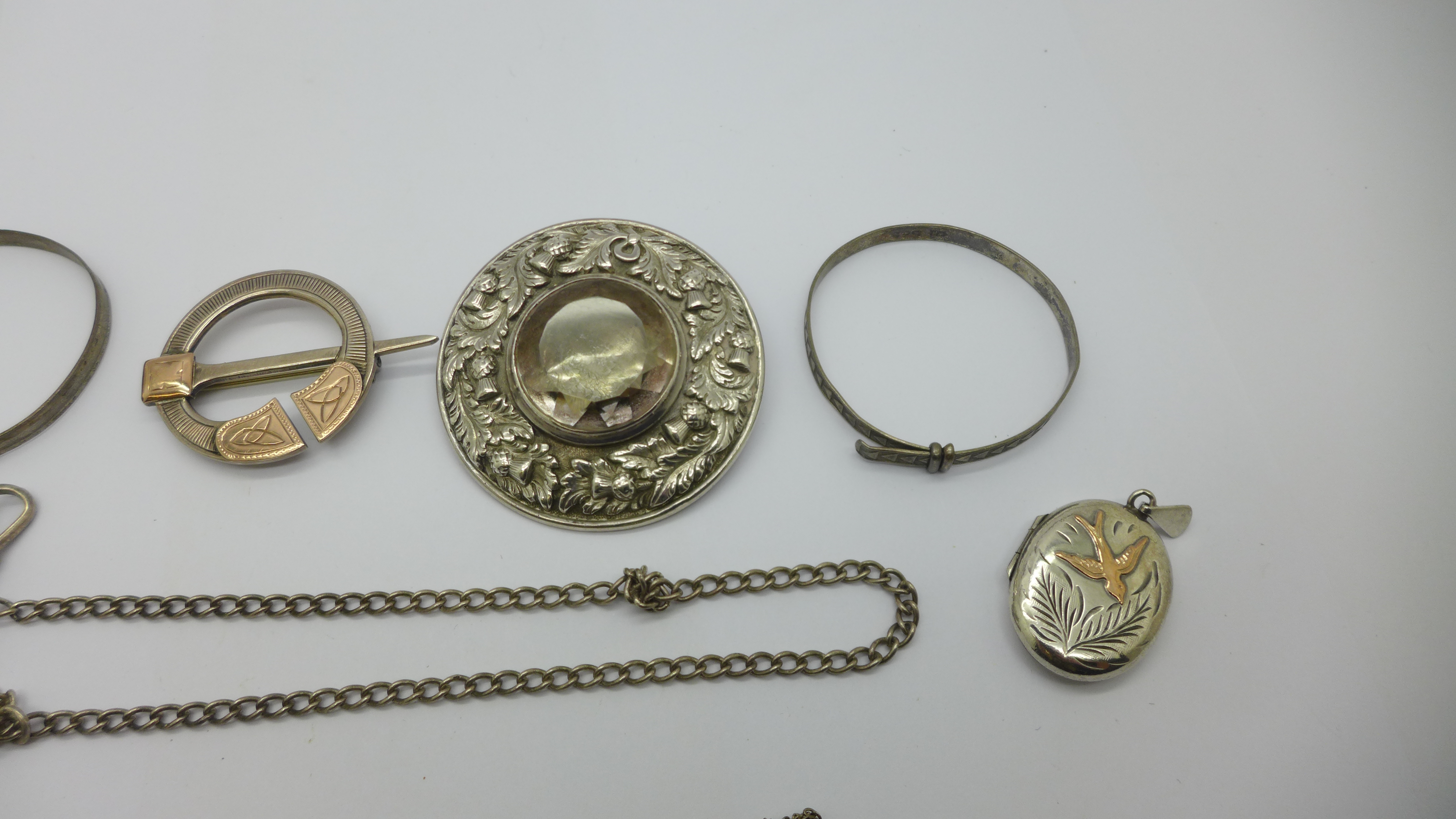 Silver jewellery including a Scottish brooch and a locket with gold applied decoration, 120g - Bild 2 aus 6