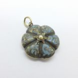 A Georgian/Victorian yellow metal pearl and enamel mourning pendant, 4.5g