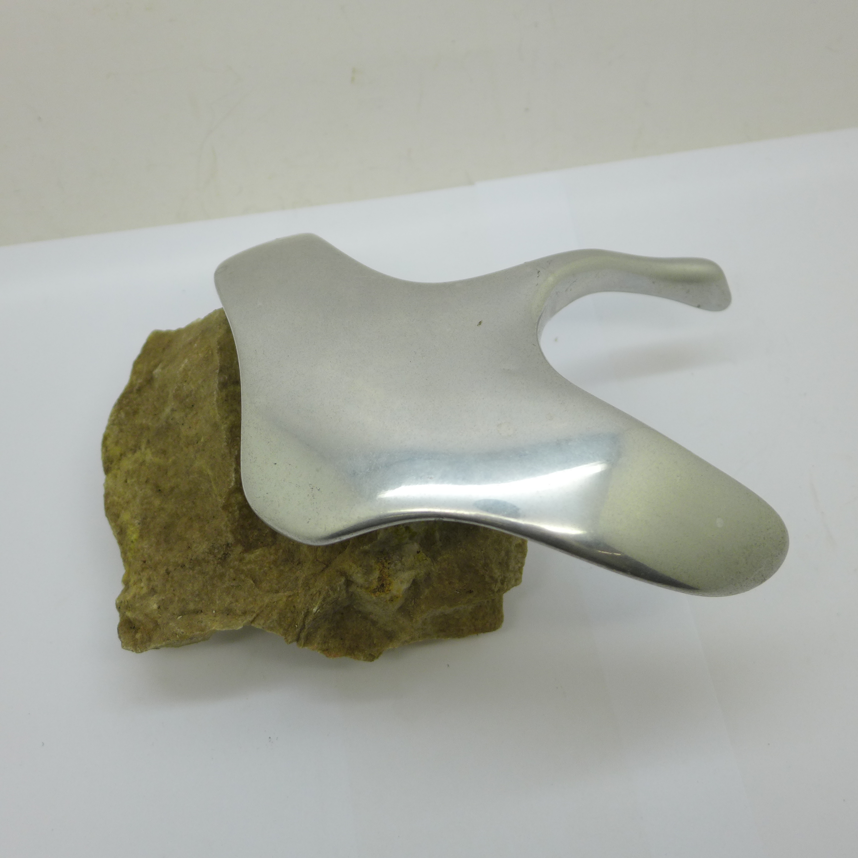 A Manta Ray car mascot mounted on a stone - Bild 2 aus 3