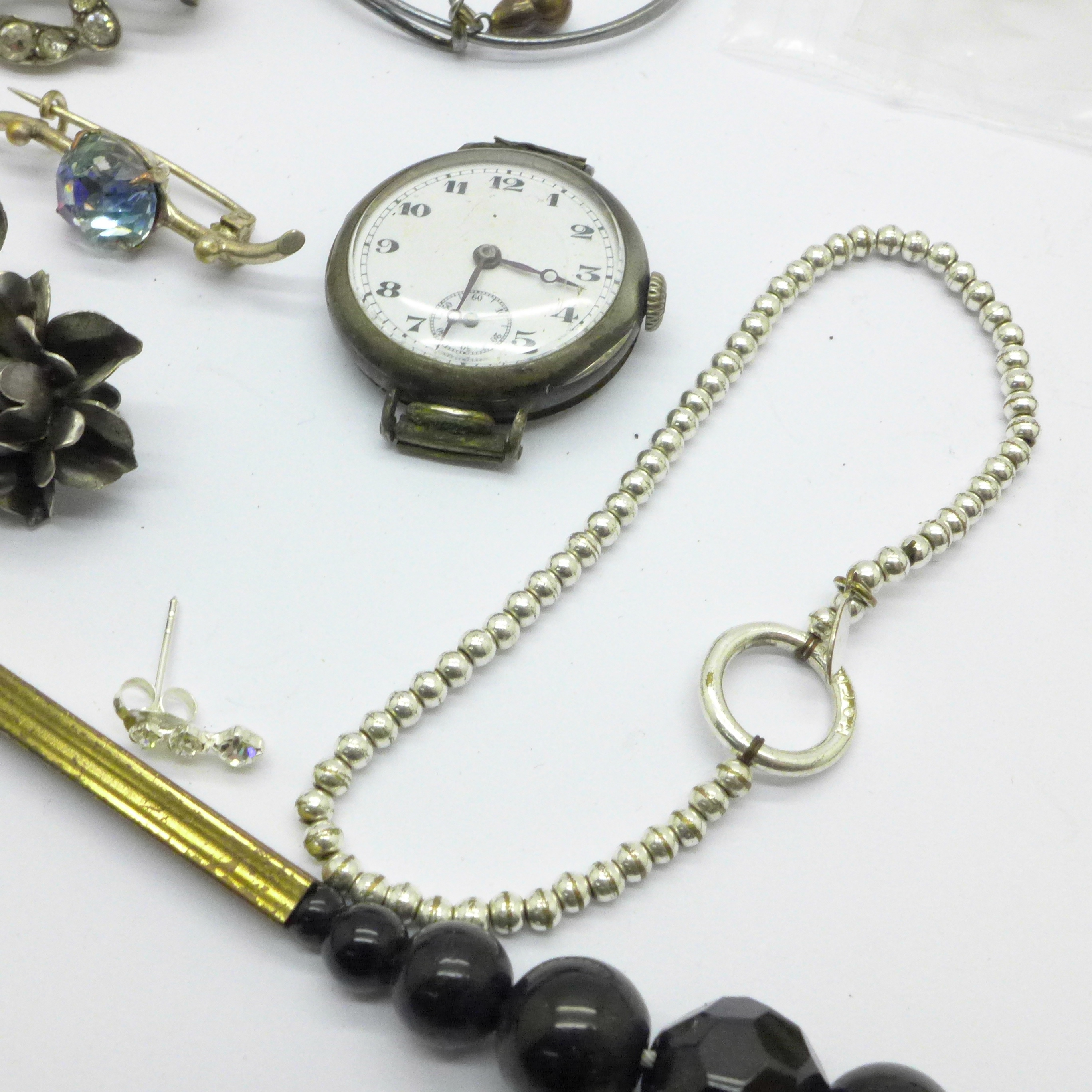 A 9ct gold back and front locket and chain, a silver bracelet, a silver watch and other jewellery - Bild 3 aus 4