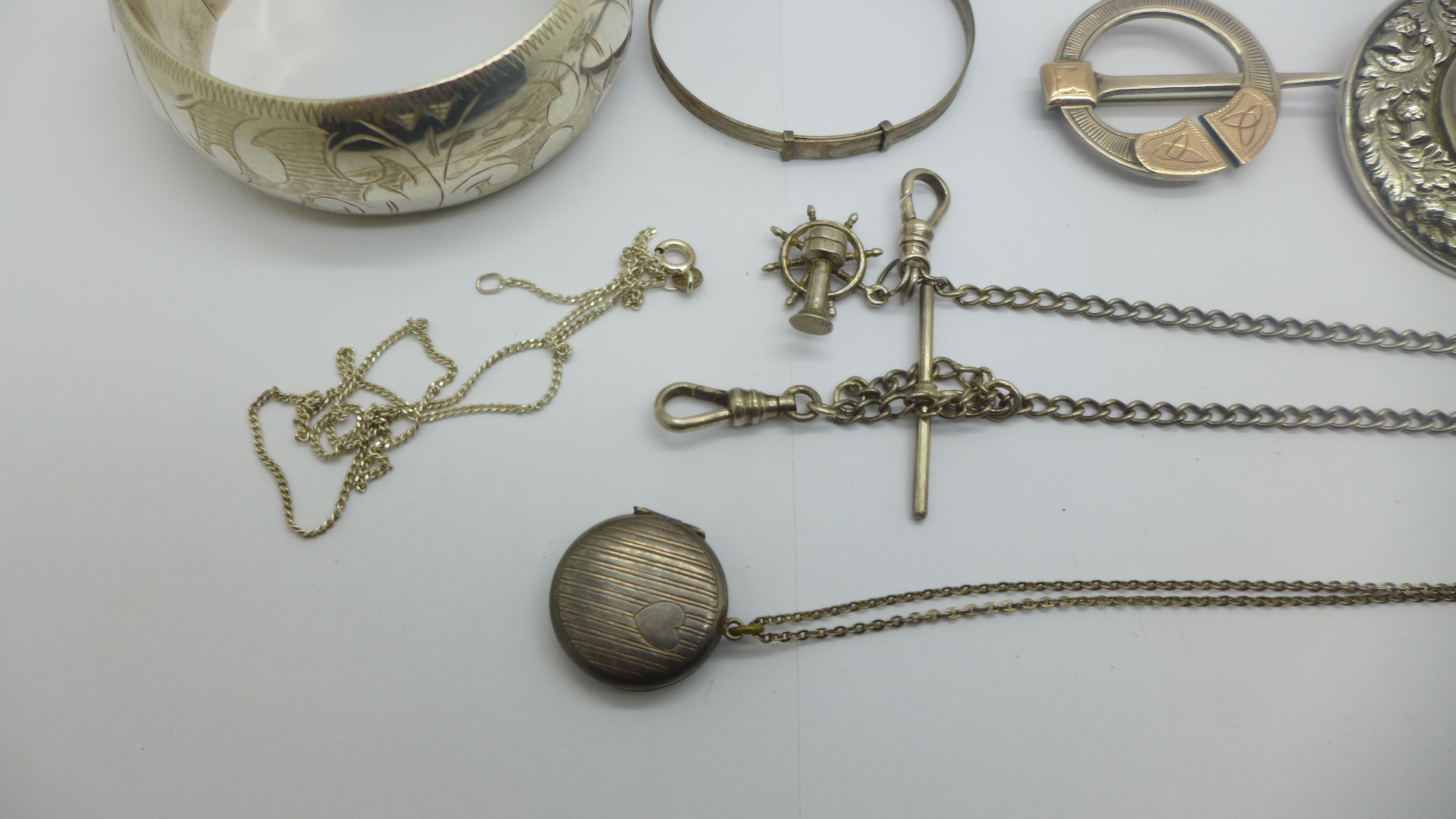 Silver jewellery including a Scottish brooch and a locket with gold applied decoration, 120g - Bild 4 aus 6