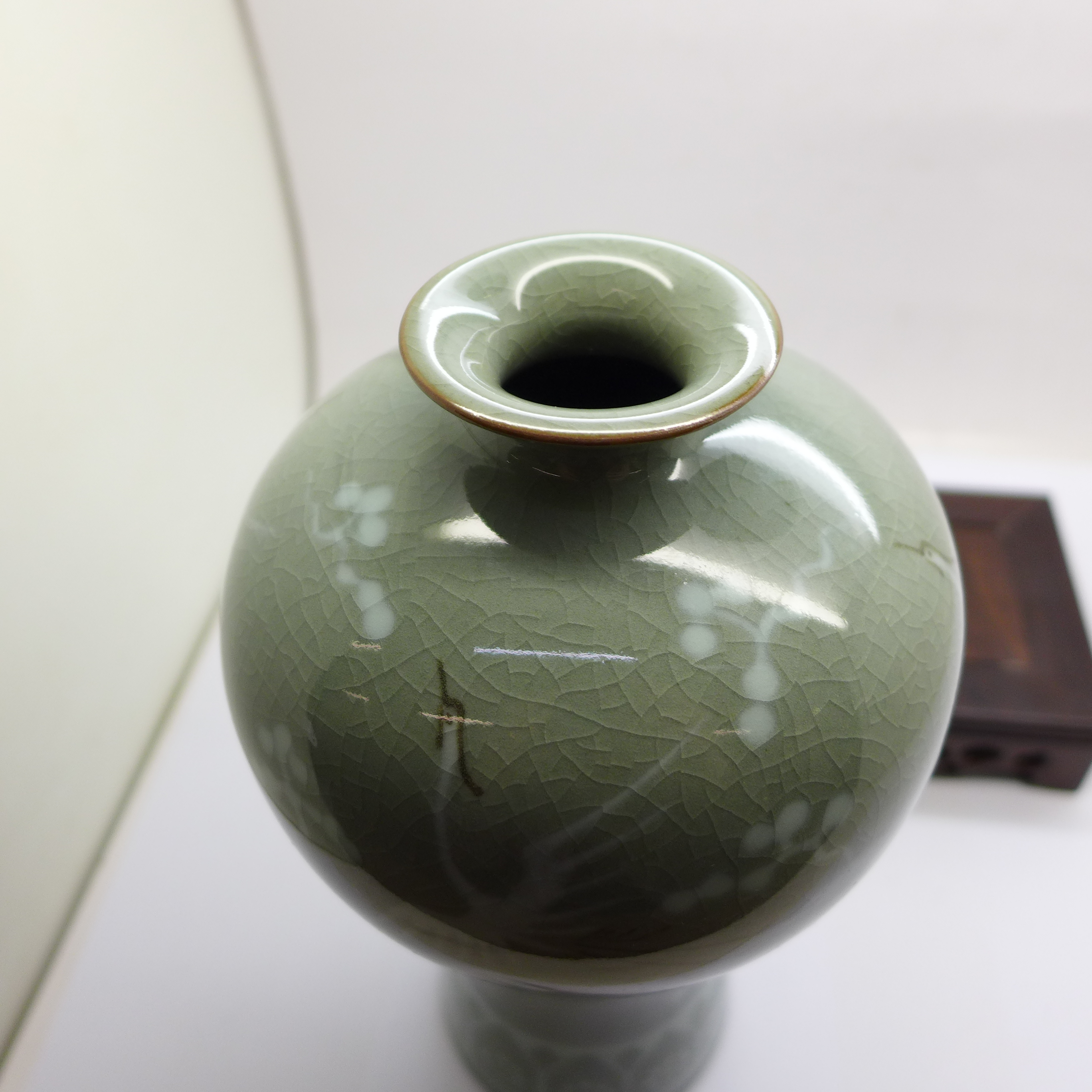 A Chinese modern Celadon vase, base marked with Ningbo University stamp, 22cm, boxed - Bild 4 aus 6