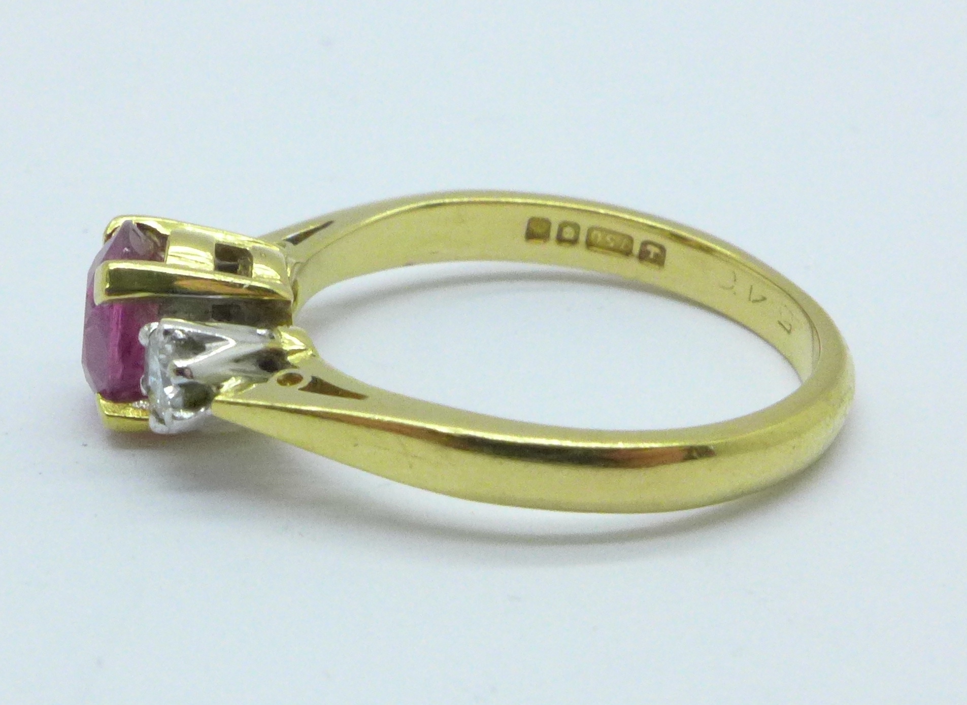 An 18ct ruby and diamond three stone ring, marked 18., 3.6g, M - Bild 2 aus 4