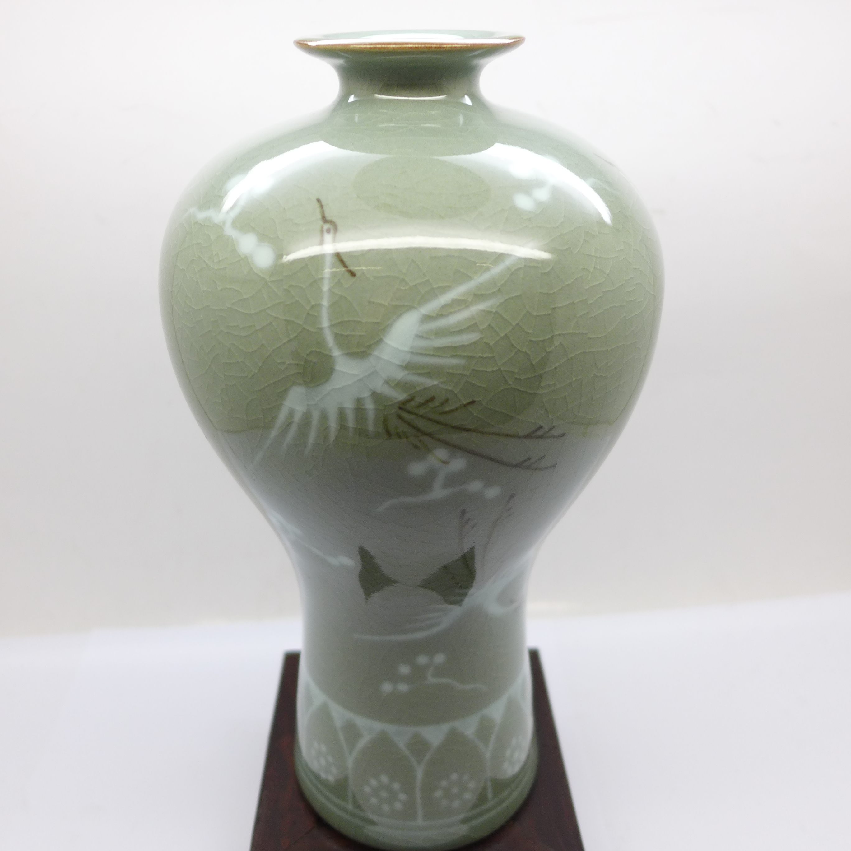 A Chinese modern Celadon vase, base marked with Ningbo University stamp, 22cm, boxed - Bild 2 aus 6