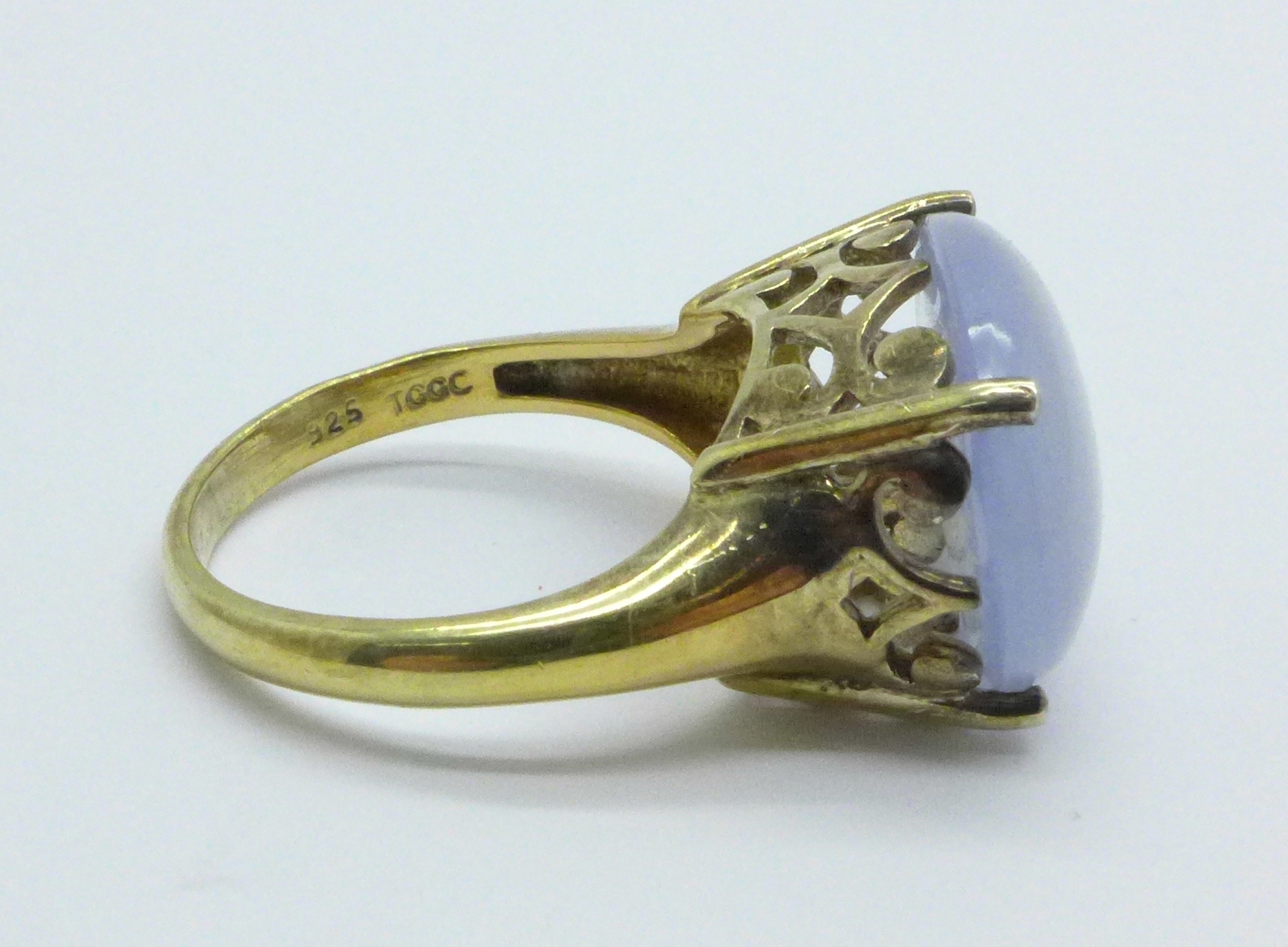 A silver gilt blue chalcedony ring, N - Image 3 of 4