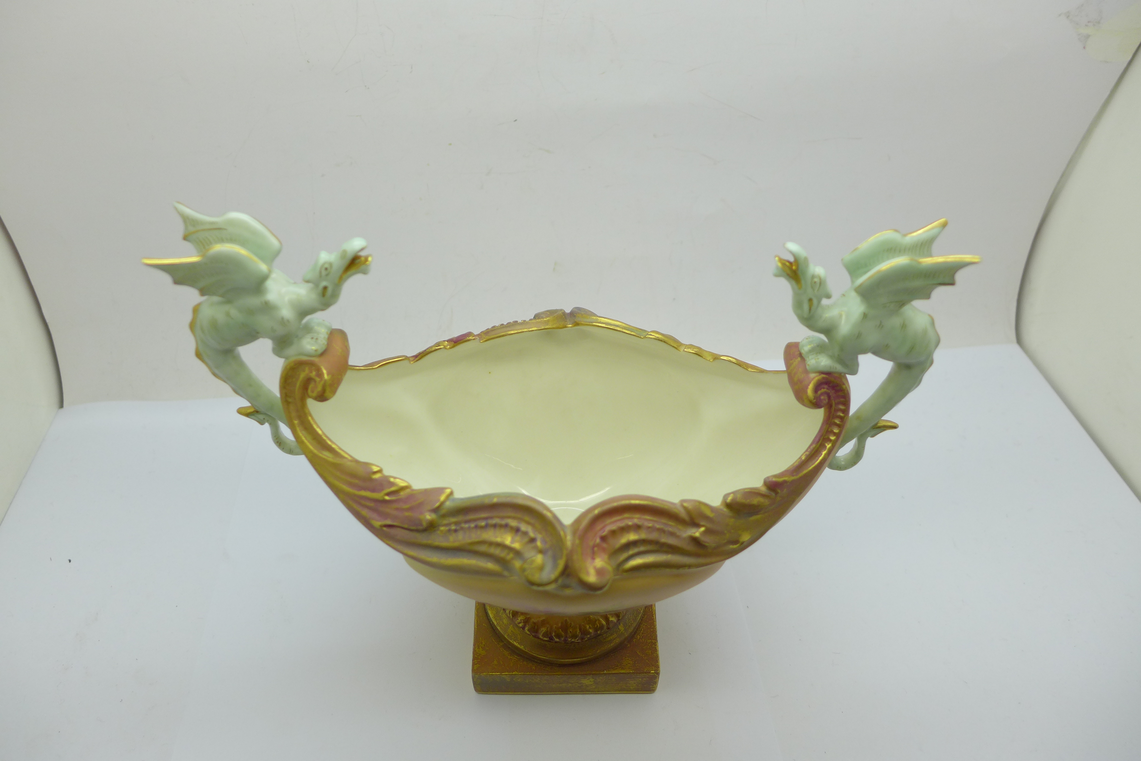 A Royal China Works Worcester blush ivory sweetmeat dish with dragon handles, 17cm - Bild 3 aus 4