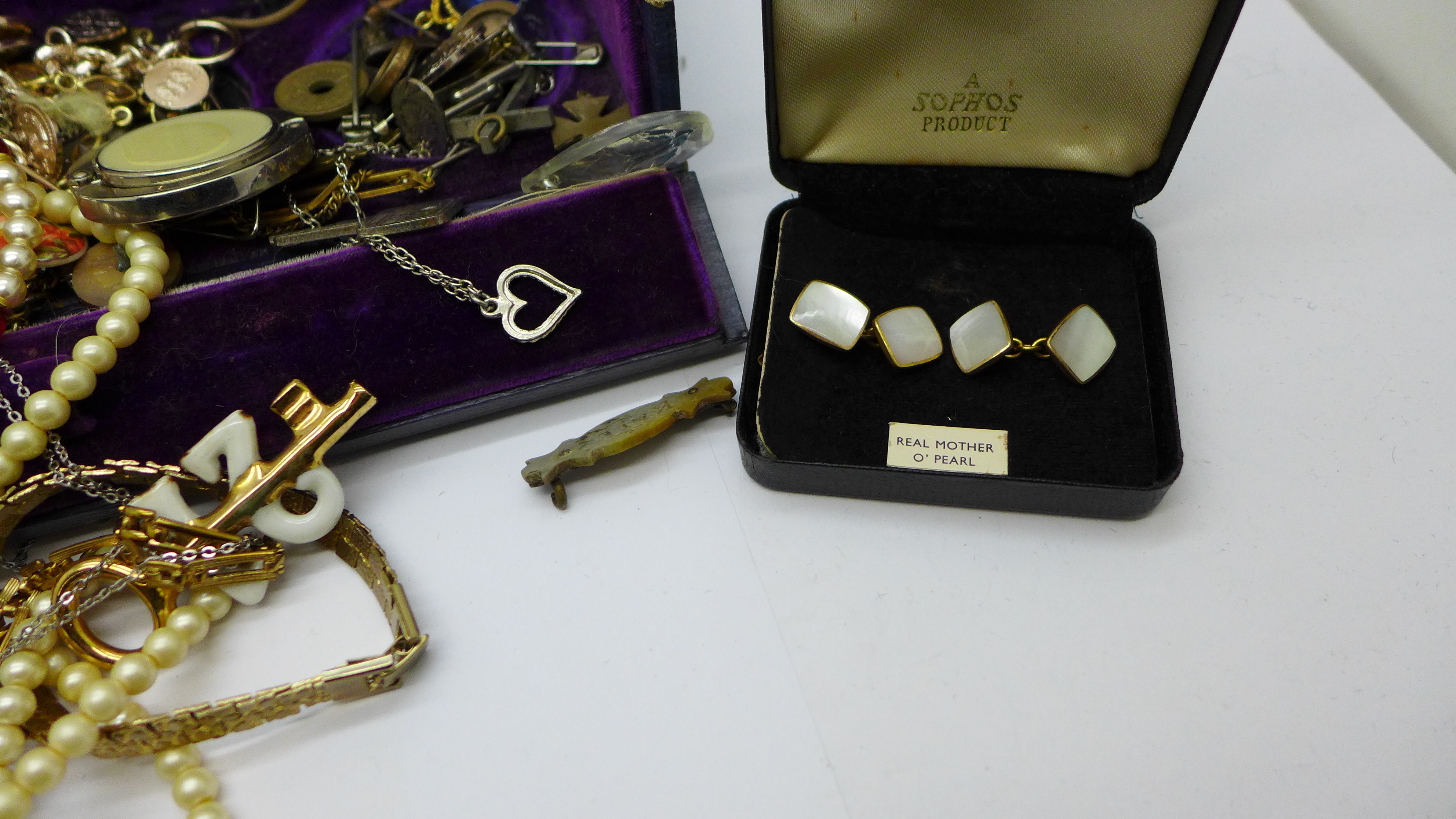 A box of costume jewellery - Image 4 of 5