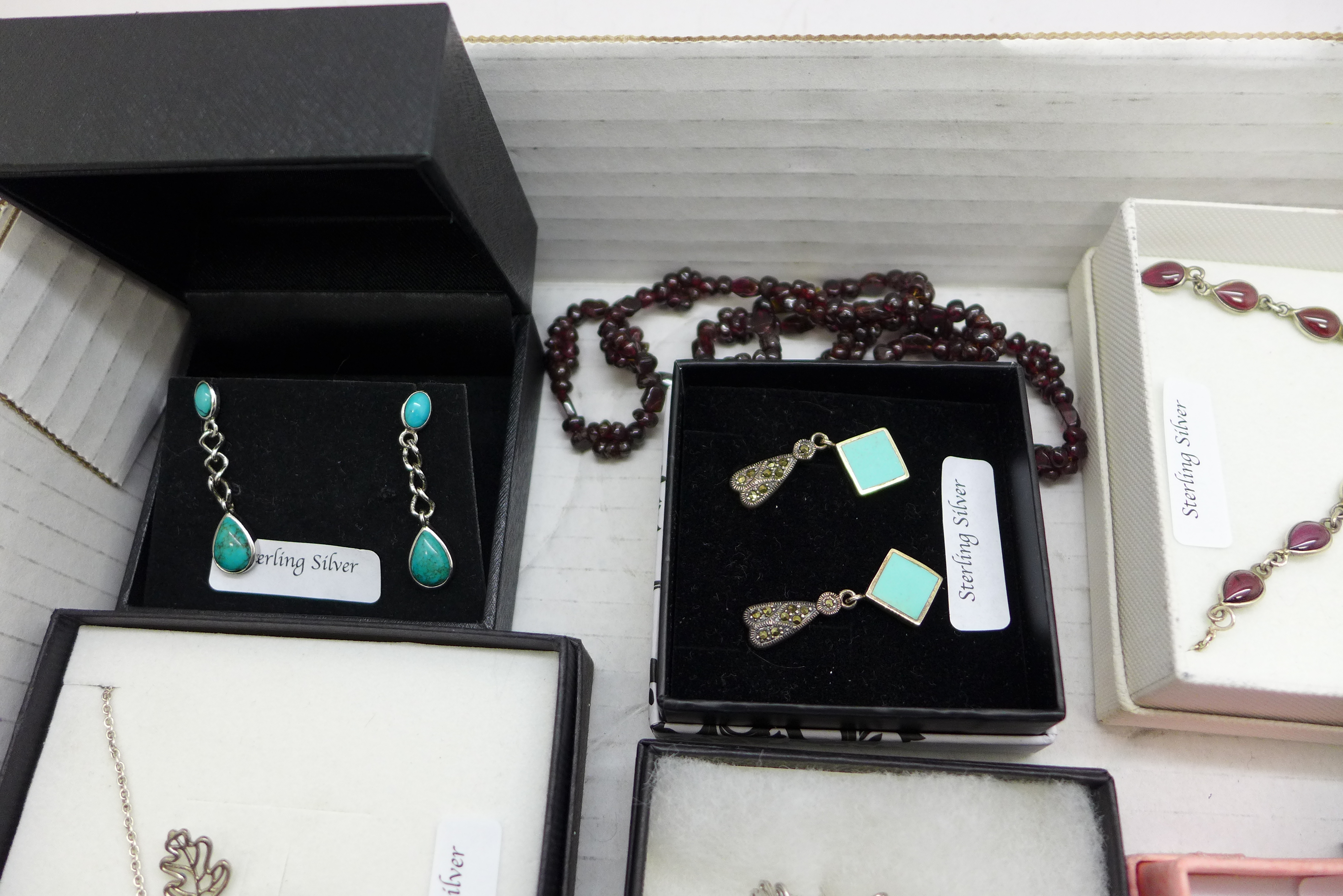 A collection of silver and silver mounted jewellery including turquoise and garnet - Image 3 of 4