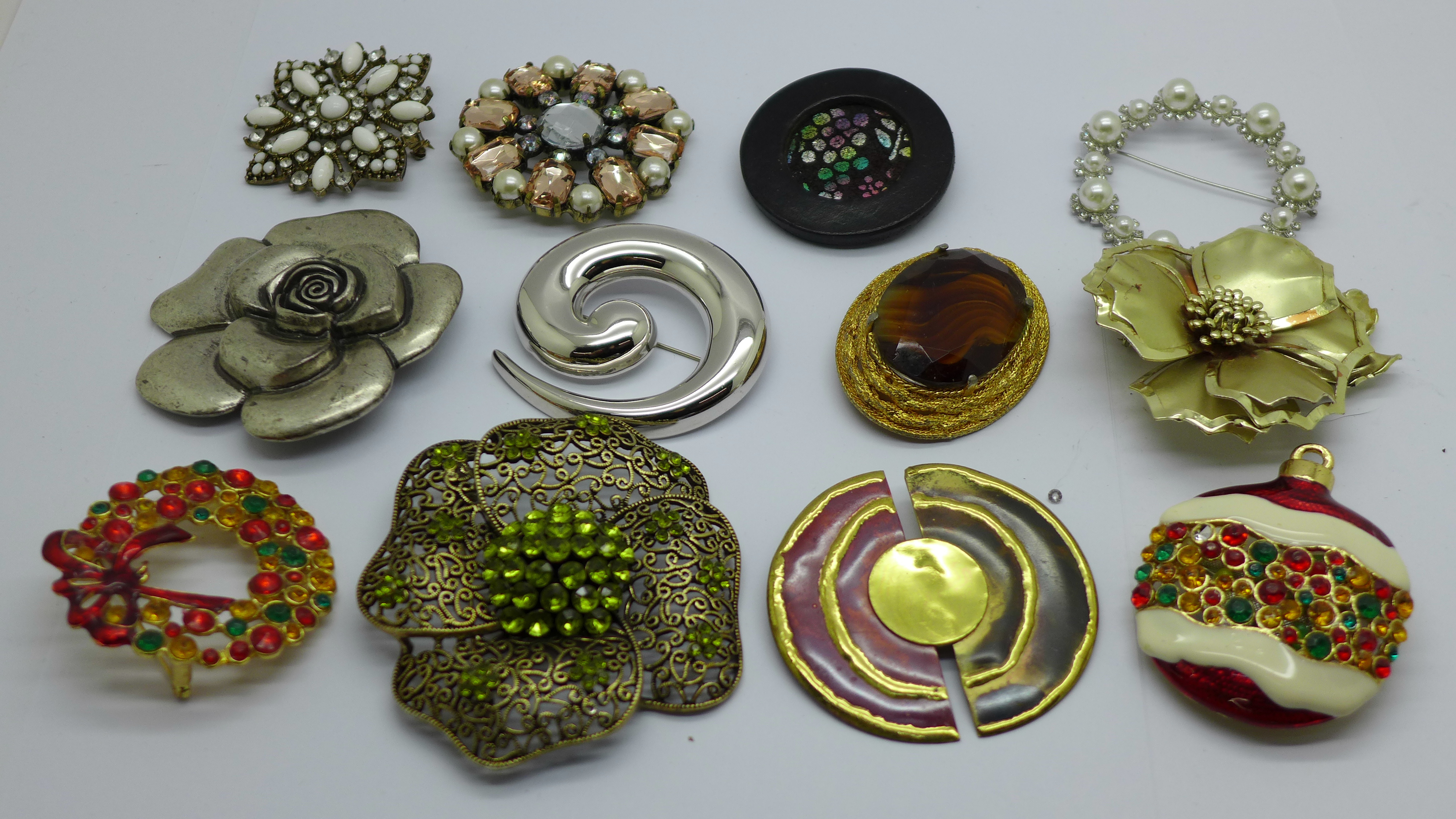 Twelve large costume brooches - Image 2 of 4