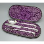 A Victorian silver three piece cutlery set, London 1882, boxed, total weight 138g