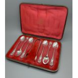 A cased set of six Victorian silver teaspoons with sugar bows by William Comyns, 110g