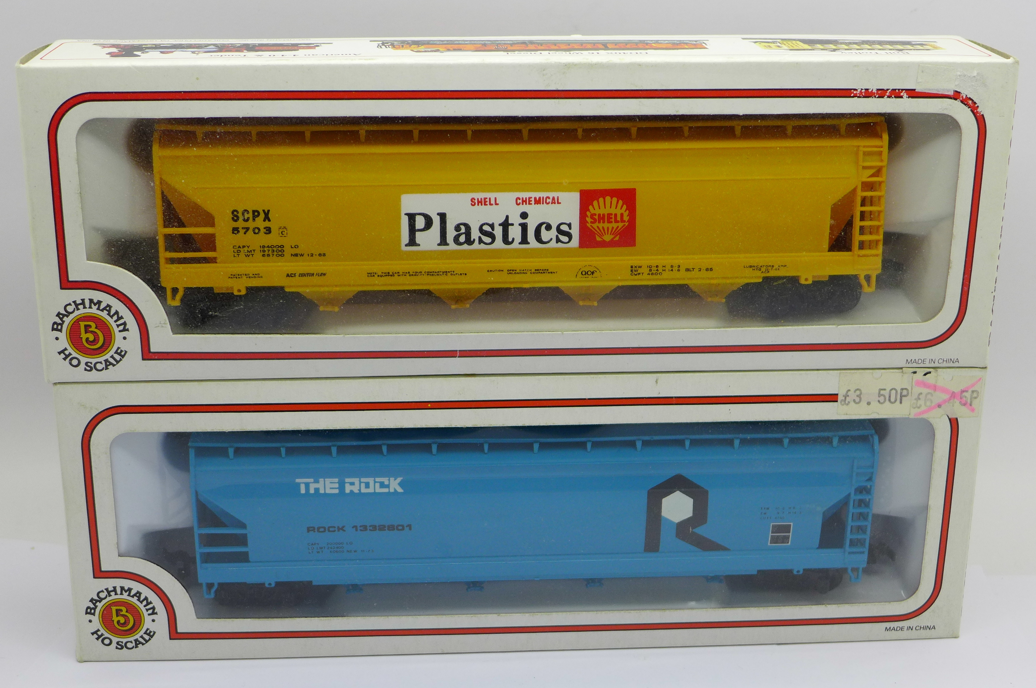 Two Bachmann HO gauge rolling stock, 2x Centre Flow Hoppers, boxed