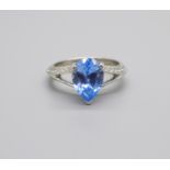 An 18ct white gold ring set with a blue stone and white stones, 4.5g, M