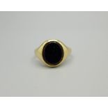 A 9ct gold signet ring, 3.4g, S