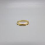 A yellow metal ring, continental control mark, 1.8g, M