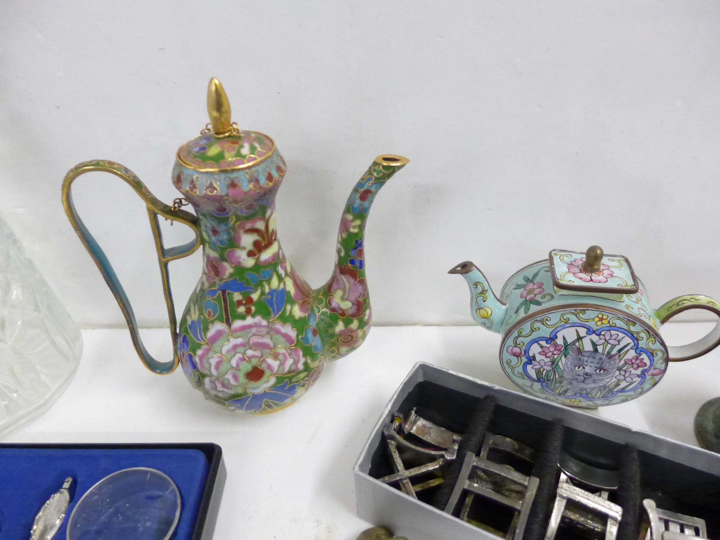 A small cloisonné enamel coffee service, a small enamel teapot, an Art Nouveau style inkwell and pen - Bild 4 aus 8