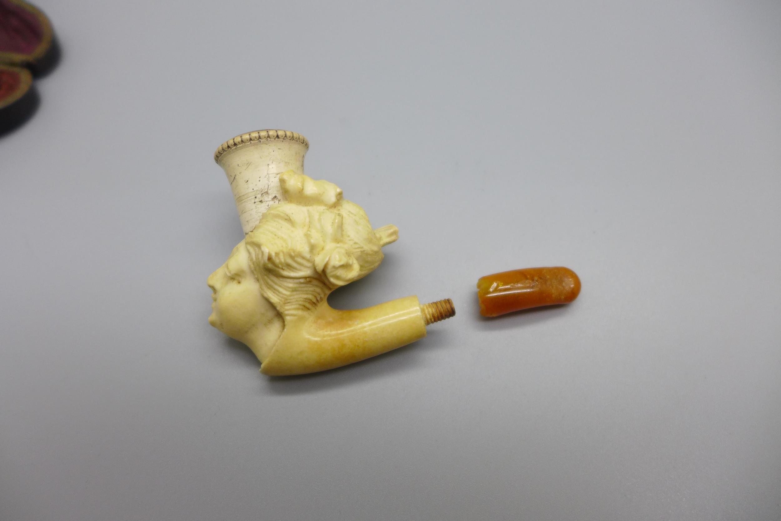 A carved pipe, cased, amber mouthpiece a/f - Bild 4 aus 6