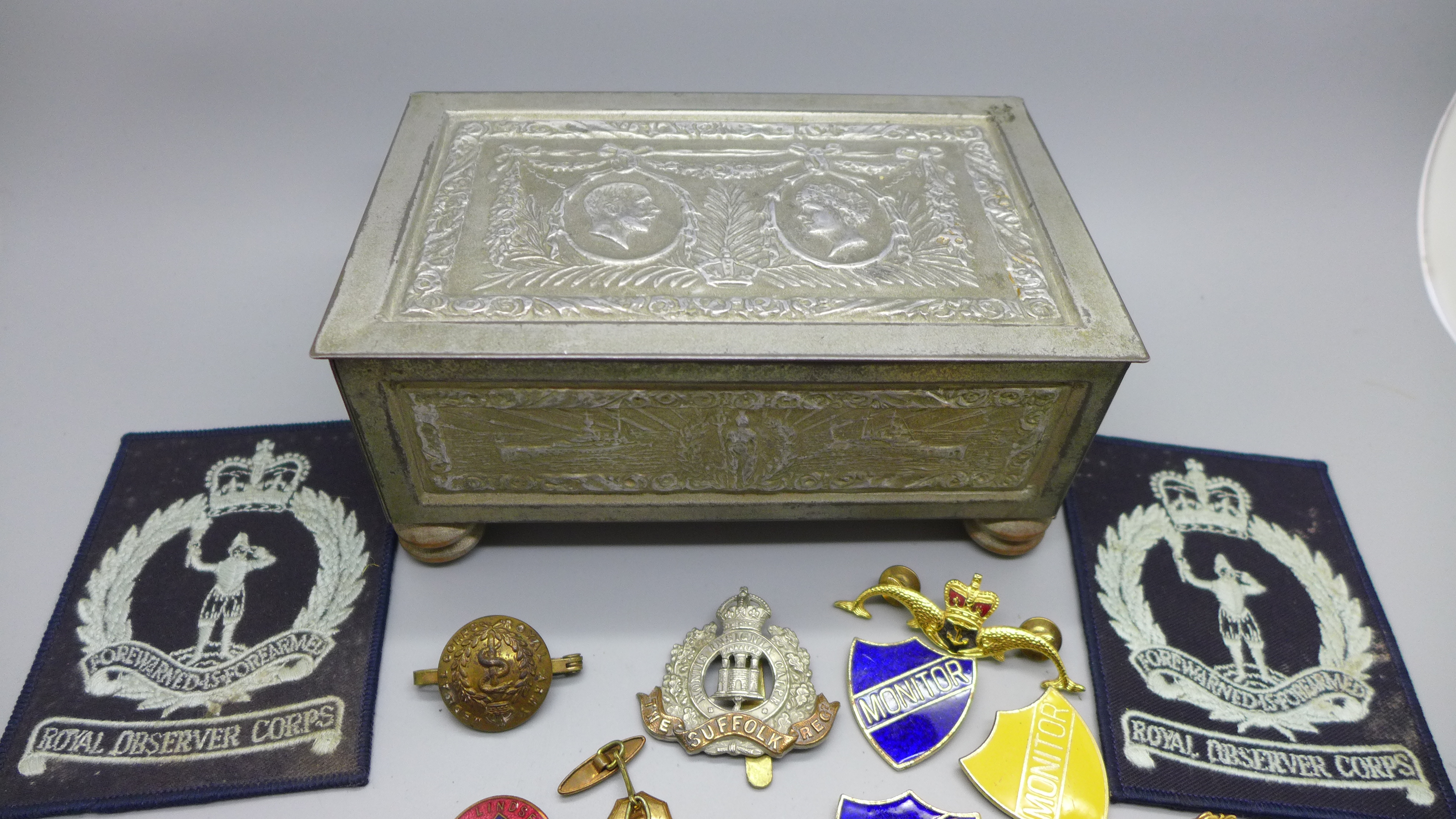 His Majesty's Christmas Broadcast to British Empire tin and assorted badges including a silver RAF - Bild 11 aus 12