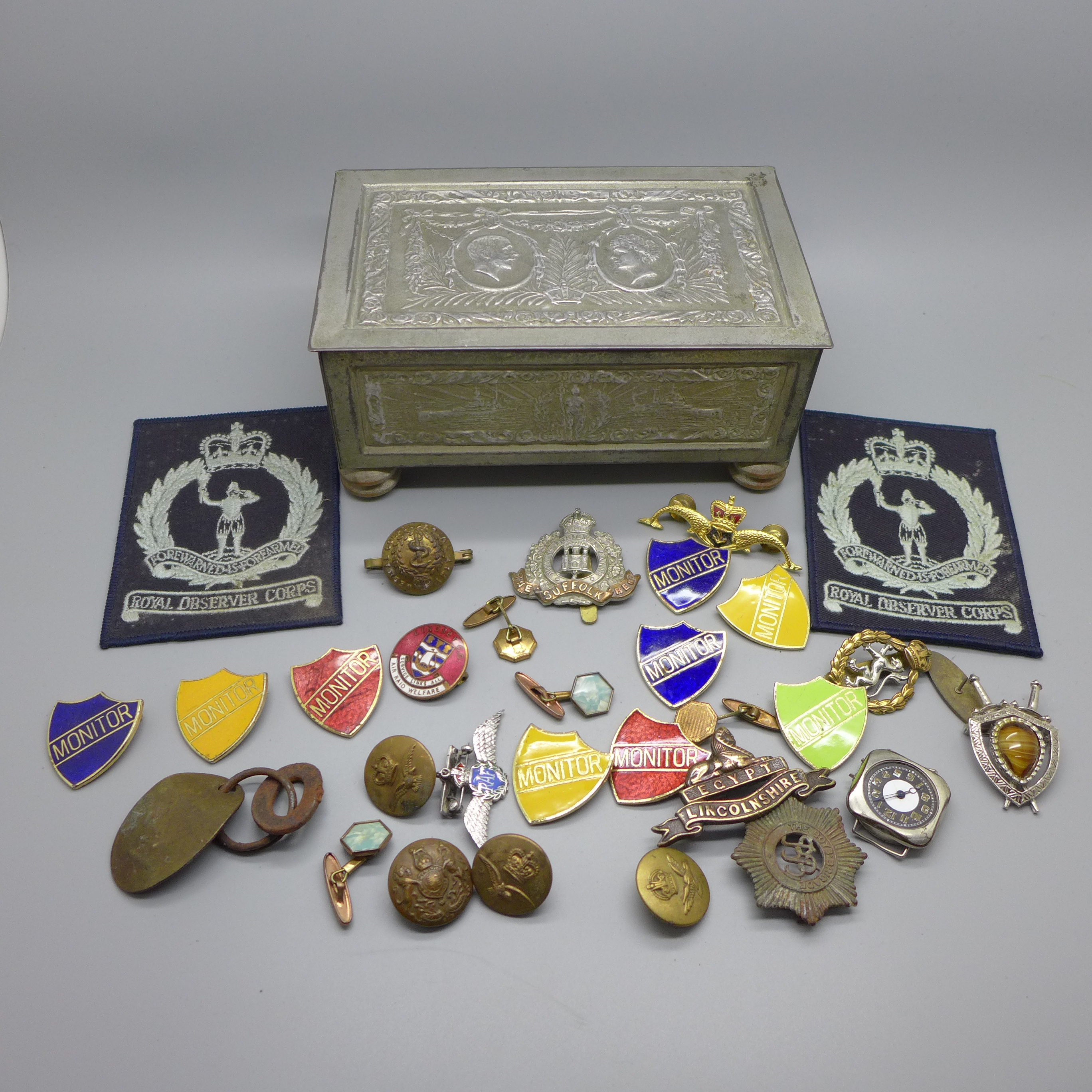 His Majesty's Christmas Broadcast to British Empire tin and assorted badges including a silver RAF - Bild 7 aus 12