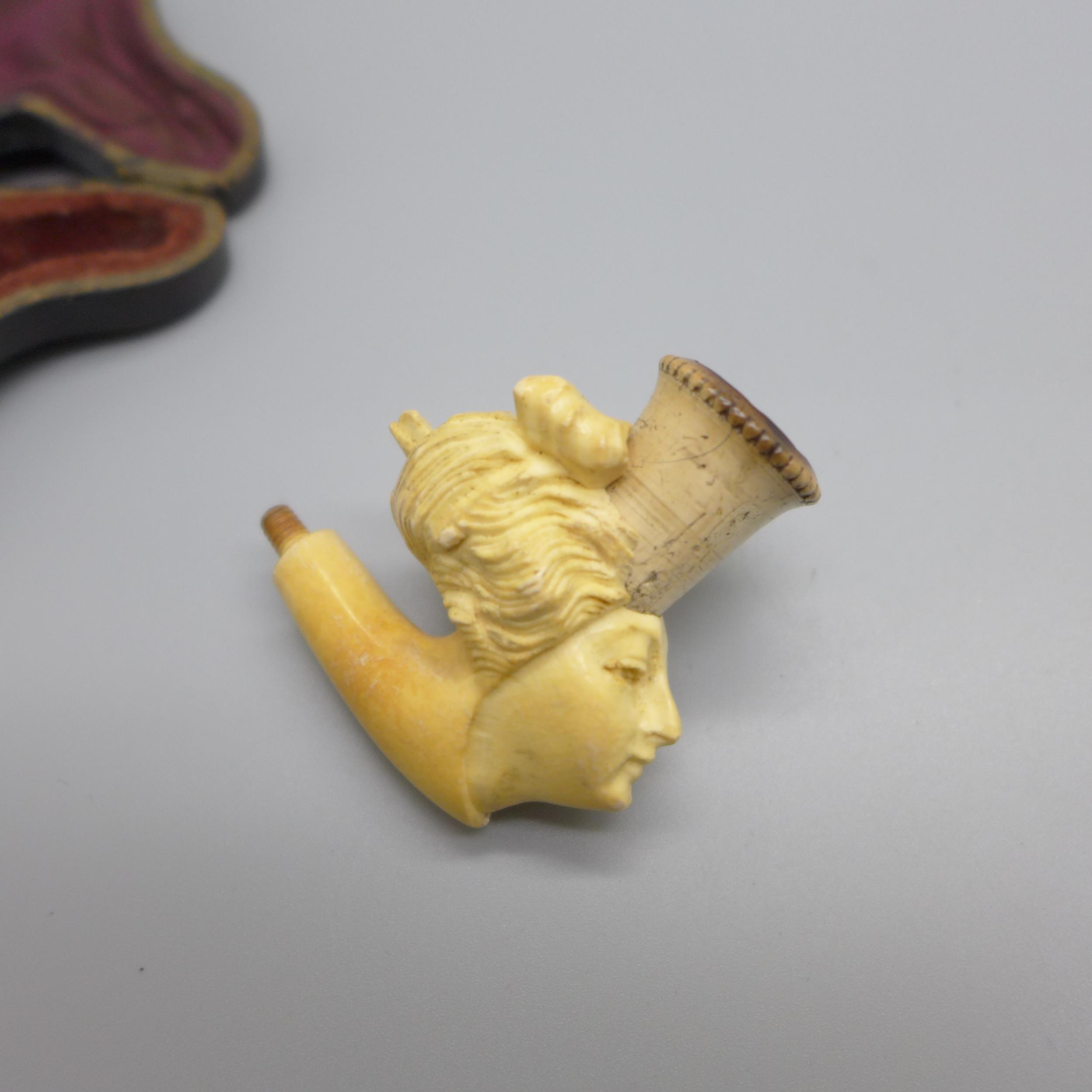 A carved pipe, cased, amber mouthpiece a/f - Bild 6 aus 6