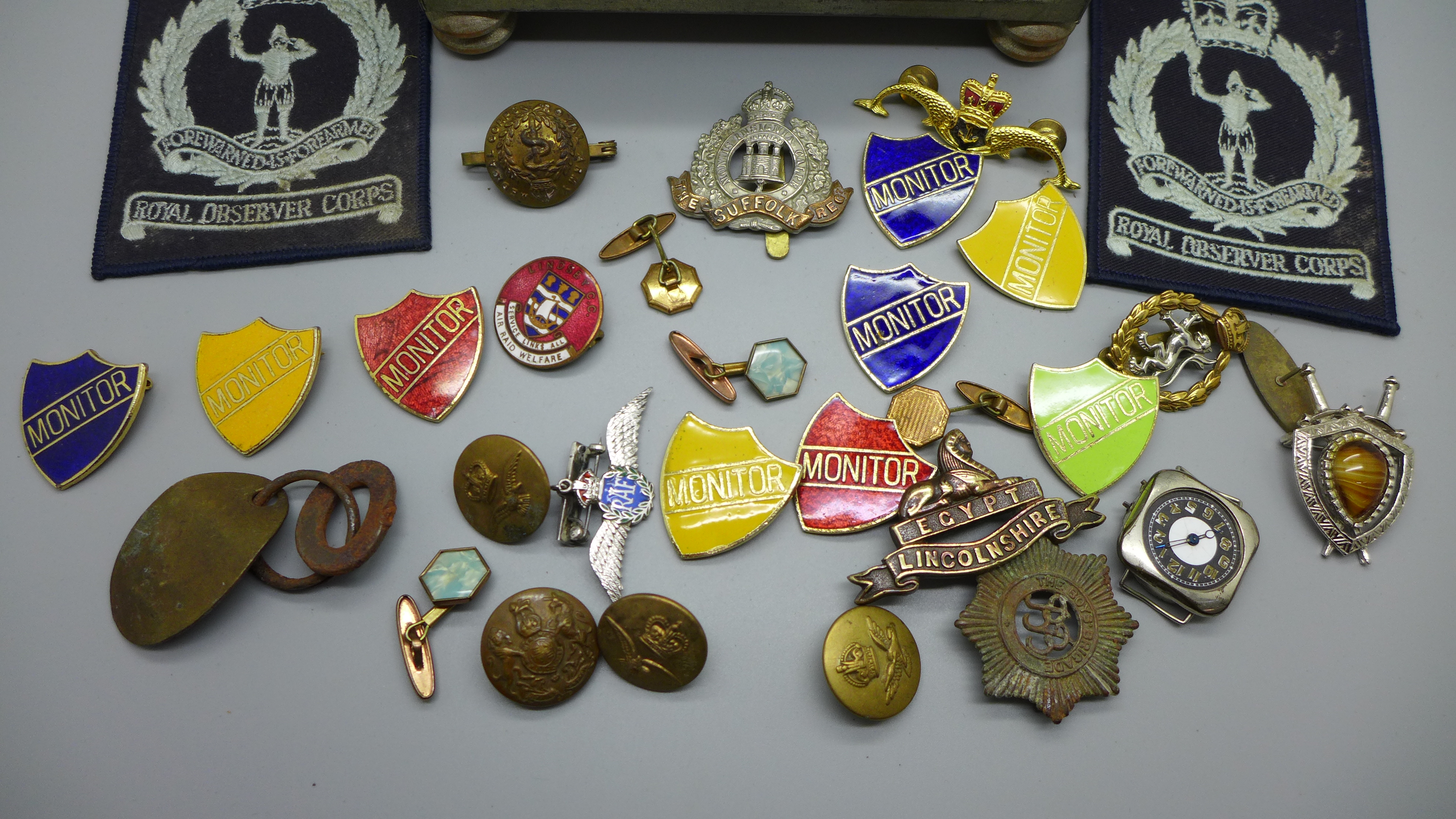 His Majesty's Christmas Broadcast to British Empire tin and assorted badges including a silver RAF - Bild 9 aus 12