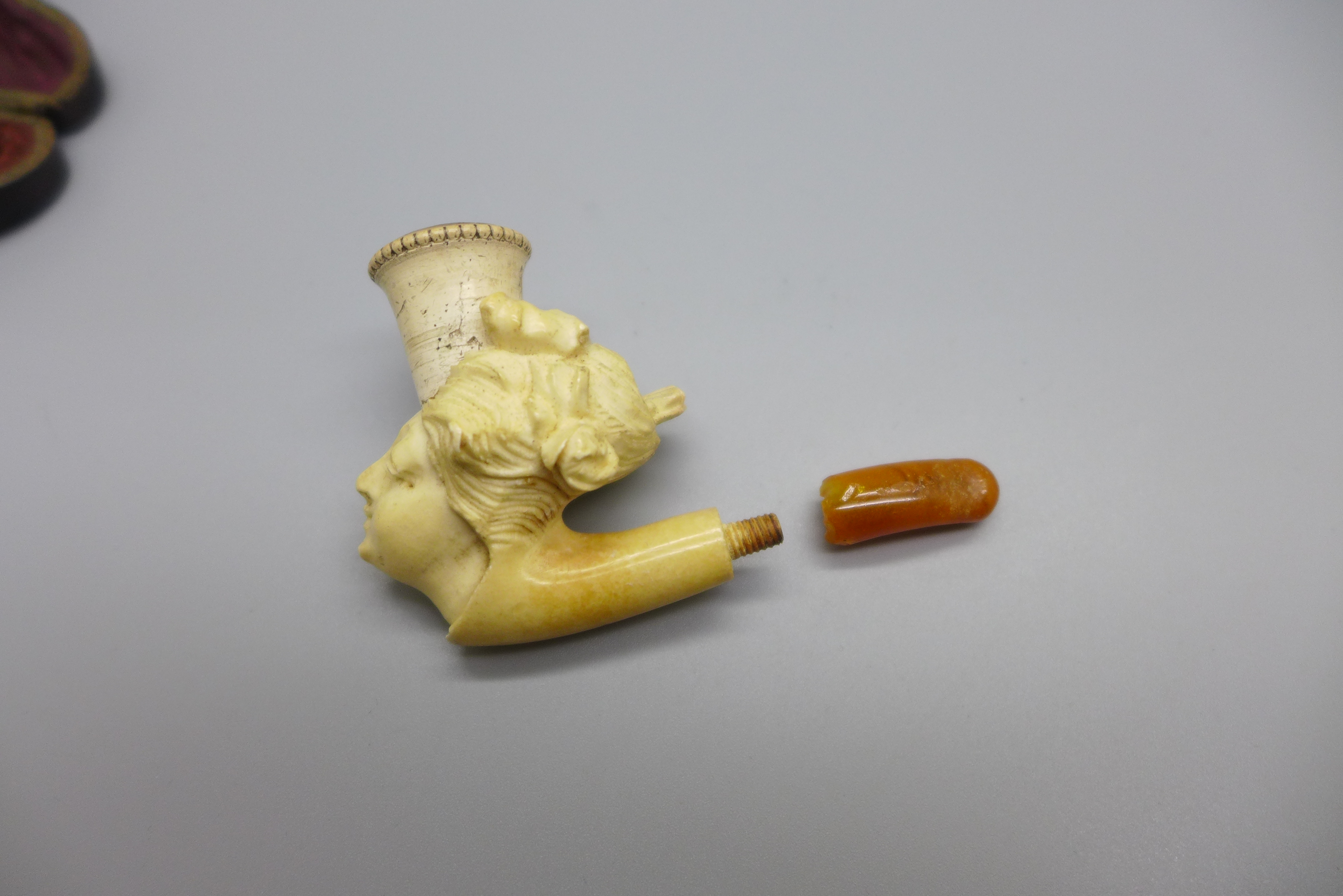 A carved pipe, cased, amber mouthpiece a/f - Bild 3 aus 6