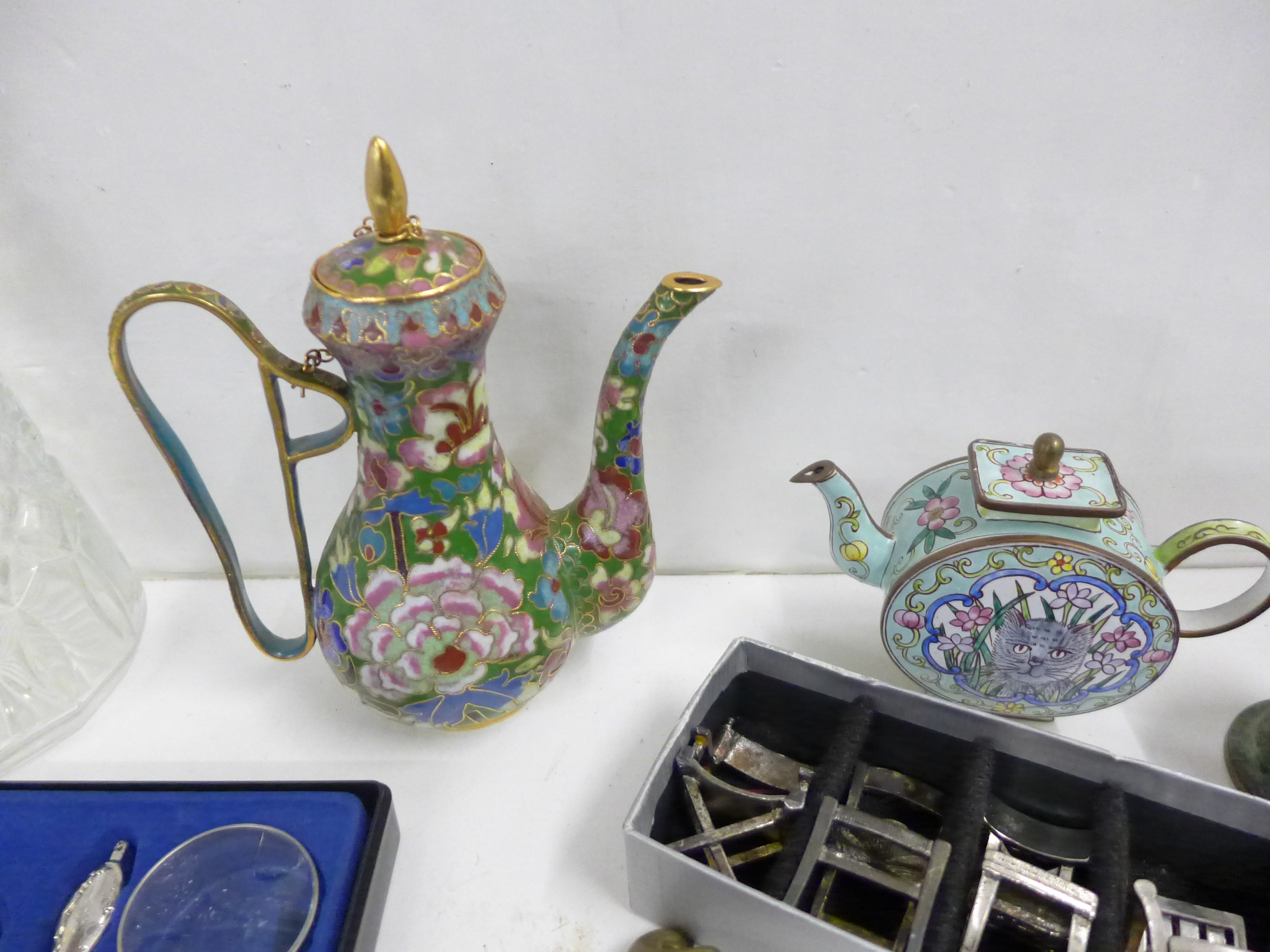 A small cloisonné enamel coffee service, a small enamel teapot, an Art Nouveau style inkwell and pen - Bild 3 aus 8