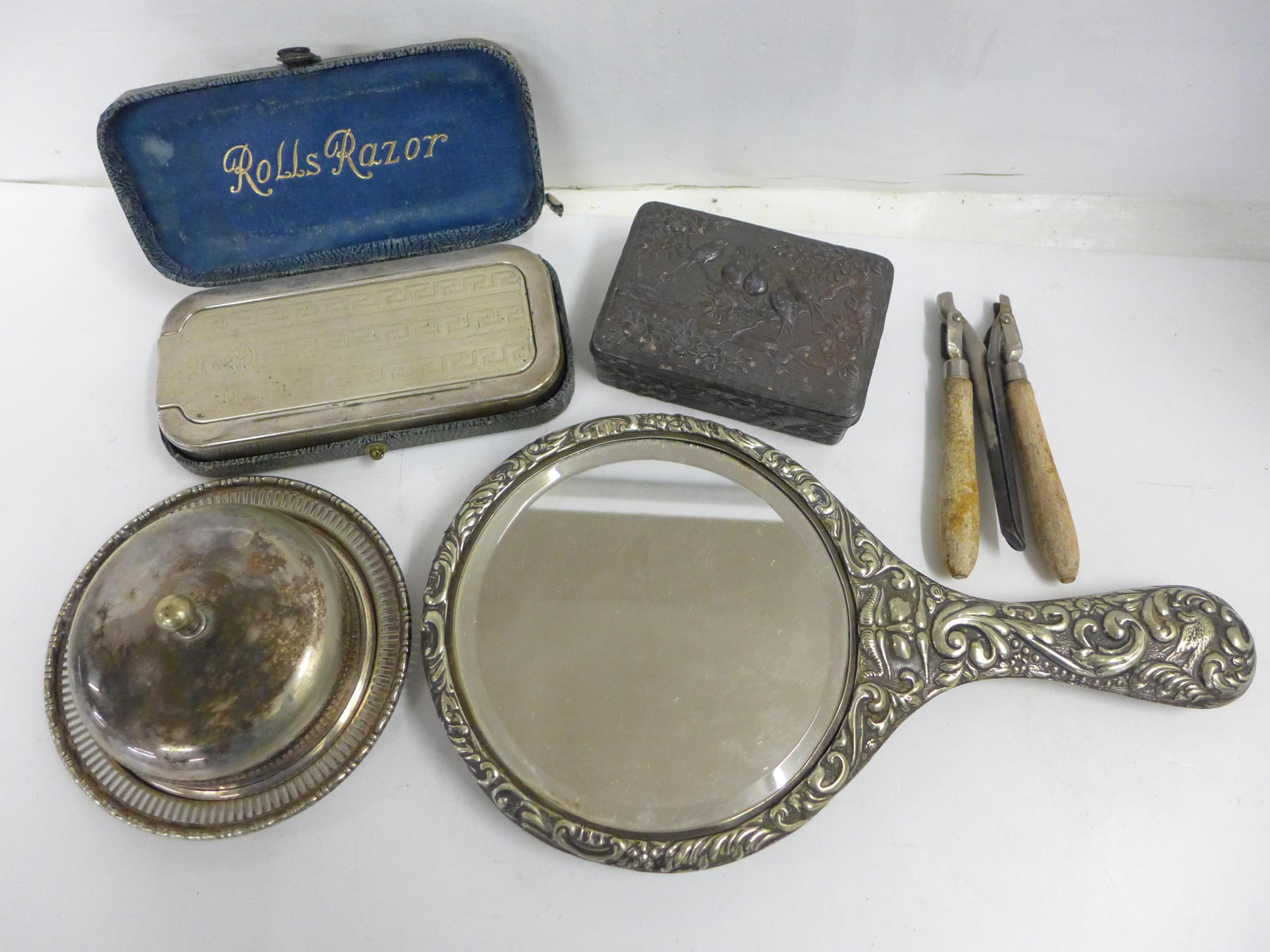 A plated hand mirror, a razor set, curling tongs, a metal box and a silver plated covered dish - Bild 2 aus 4