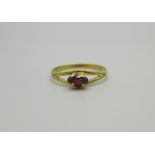 A yellow metal and amethyst ring, 1.1g, O