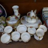 A Royal Albert Old Country Roses six setting tea service (22 pieces) and a vase