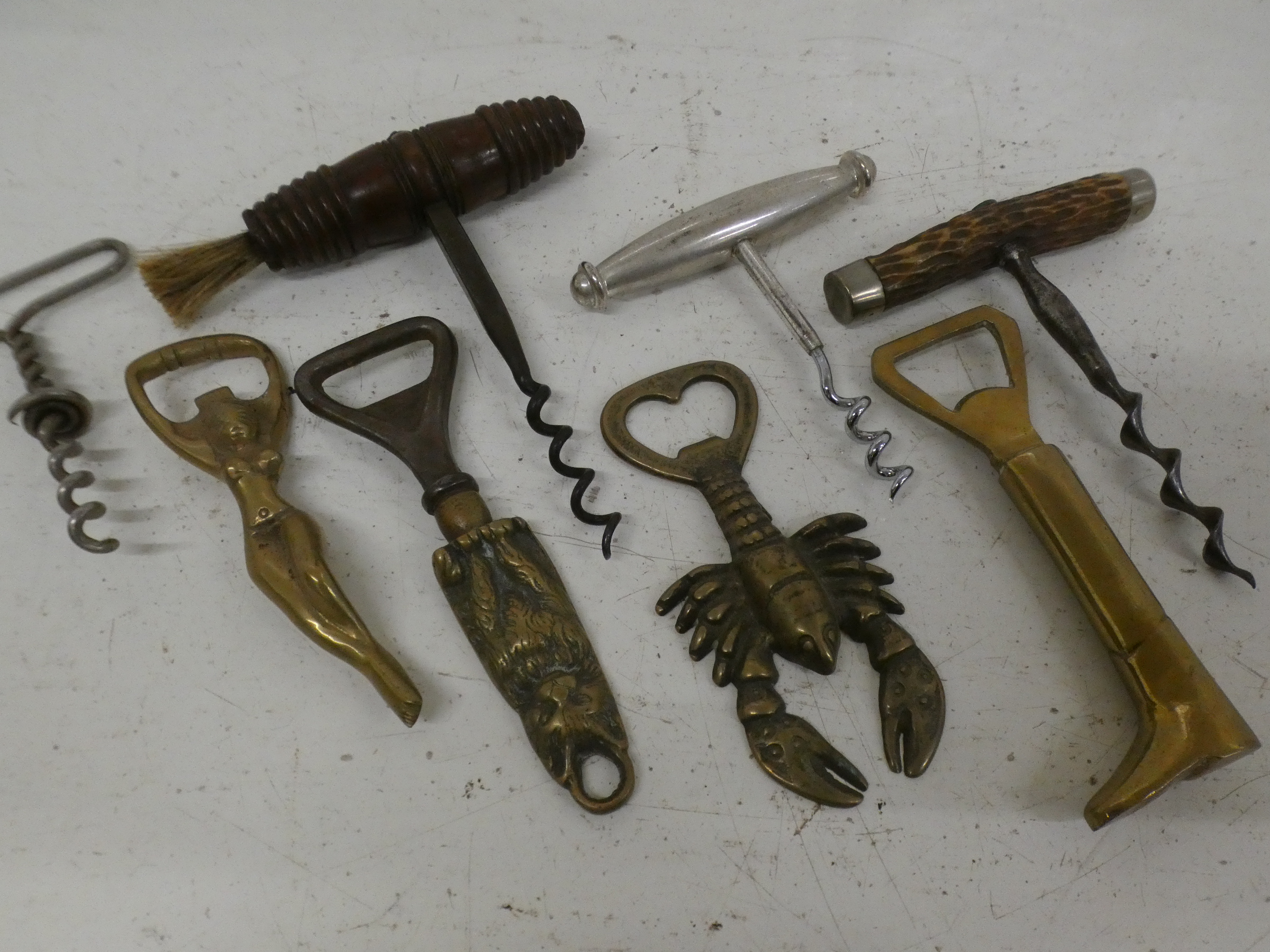Eight brass bottle openers and vintage corkscrews - Bild 2 aus 2
