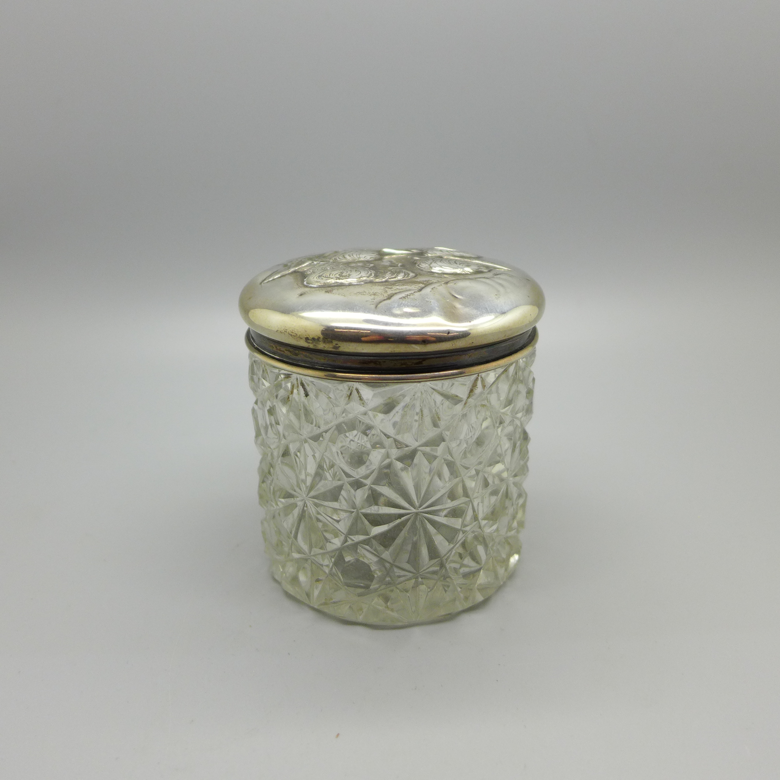 A silver topped cut glass jar decorated with Reynolds angels, Birmingham 1904 - Bild 4 aus 5