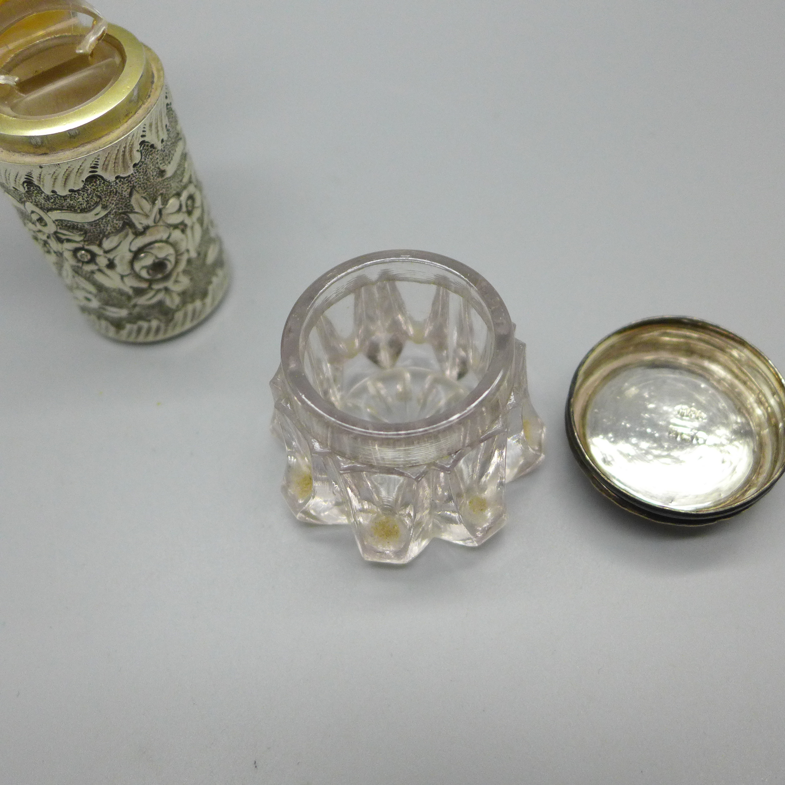 A Victorian silver perfume bottle with gilt interior and inner stopper, Birmingham 1898, Horton & - Bild 5 aus 6