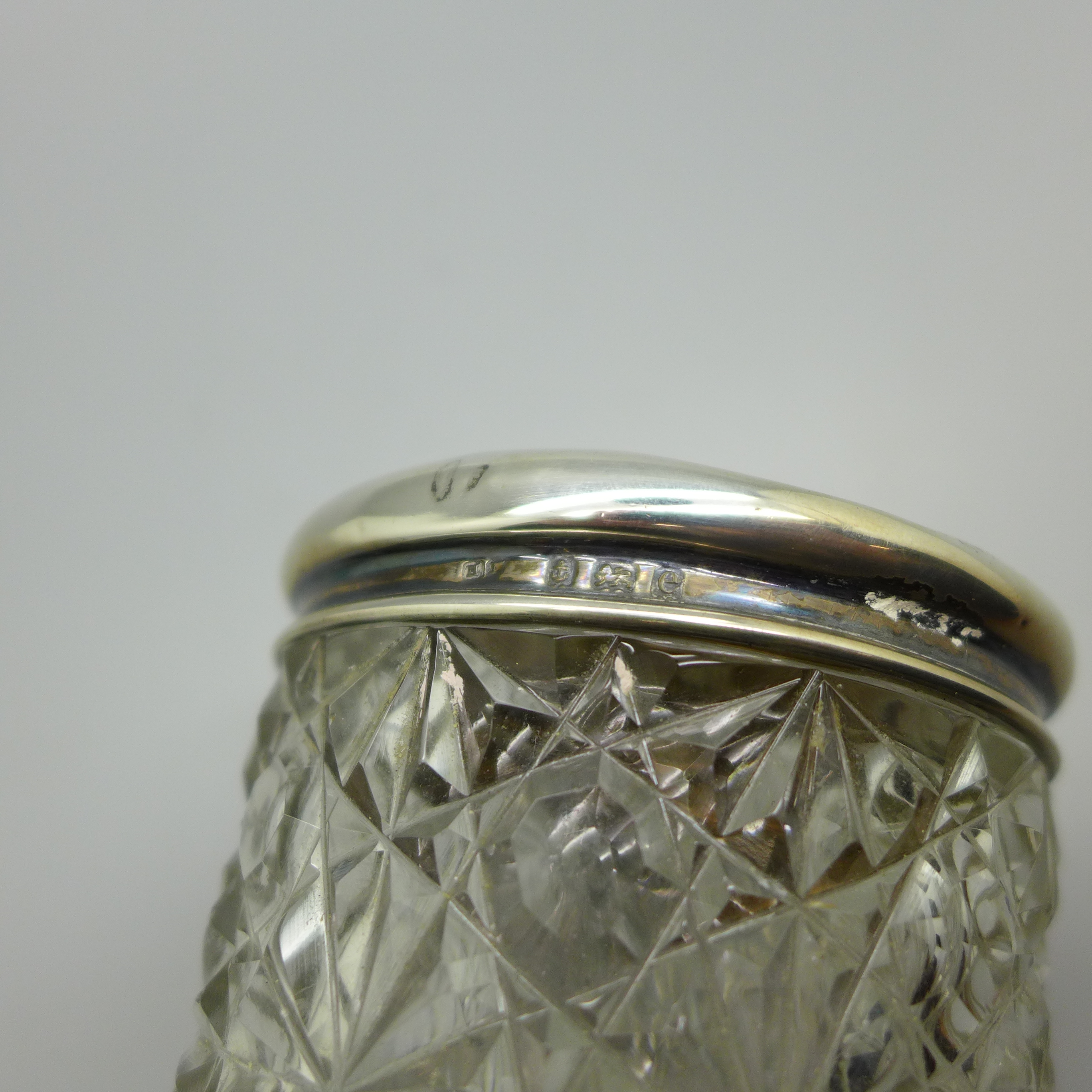 A silver topped cut glass jar decorated with Reynolds angels, Birmingham 1904 - Bild 5 aus 5