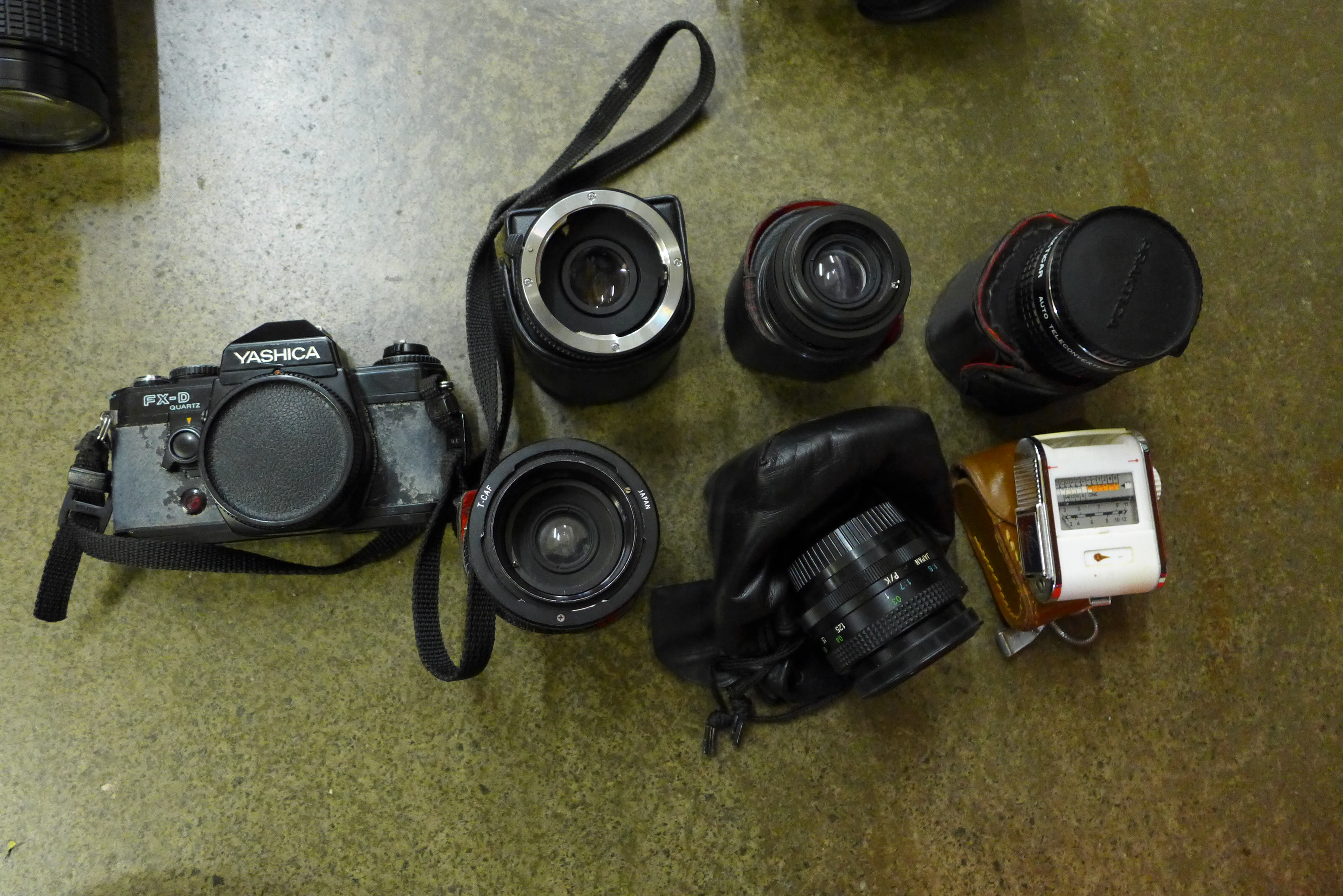 Assorted 35mm film cameras; Yashica, Praktica, Charman, Canon, etc. - Bild 2 aus 2