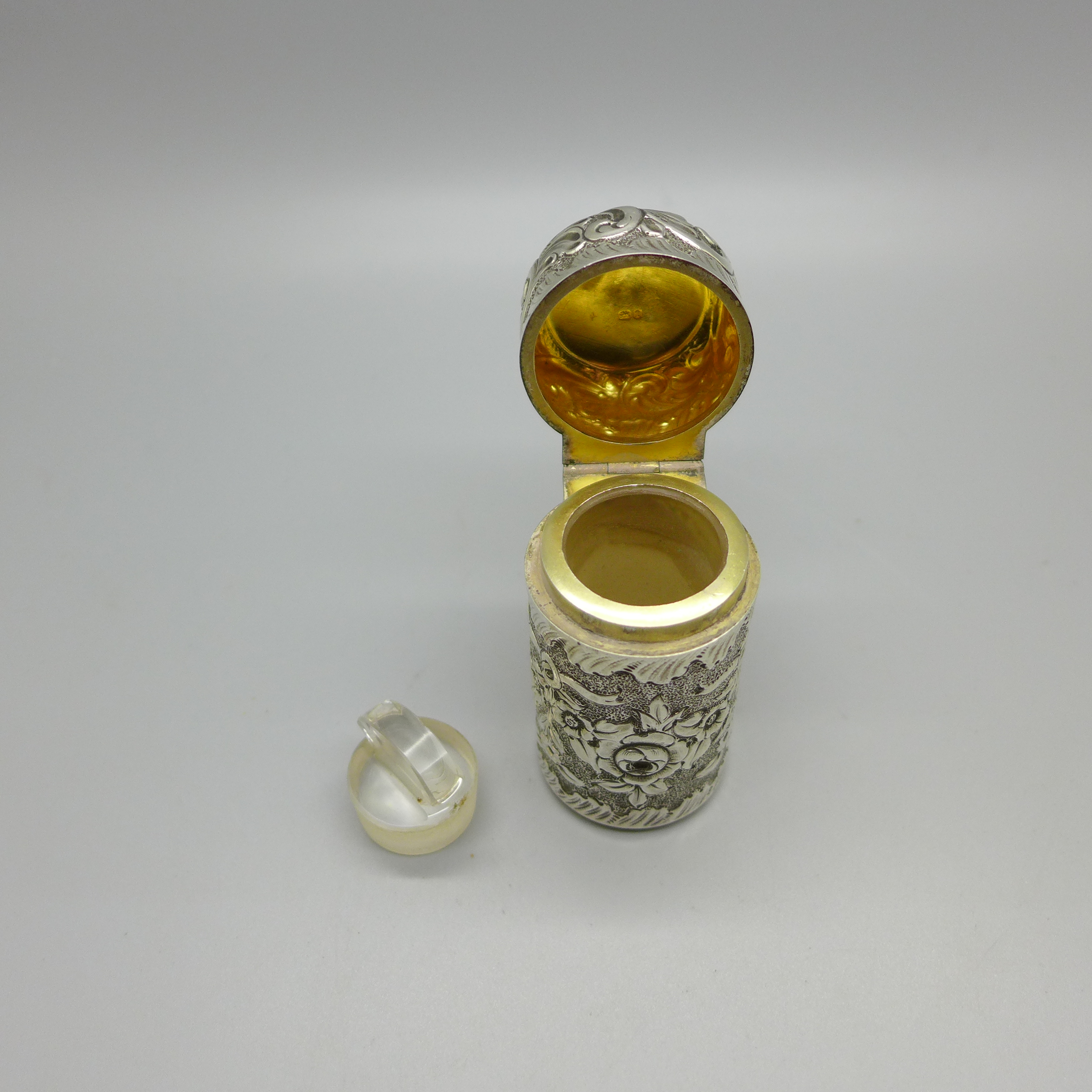 A Victorian silver perfume bottle with gilt interior and inner stopper, Birmingham 1898, Horton & - Bild 6 aus 6