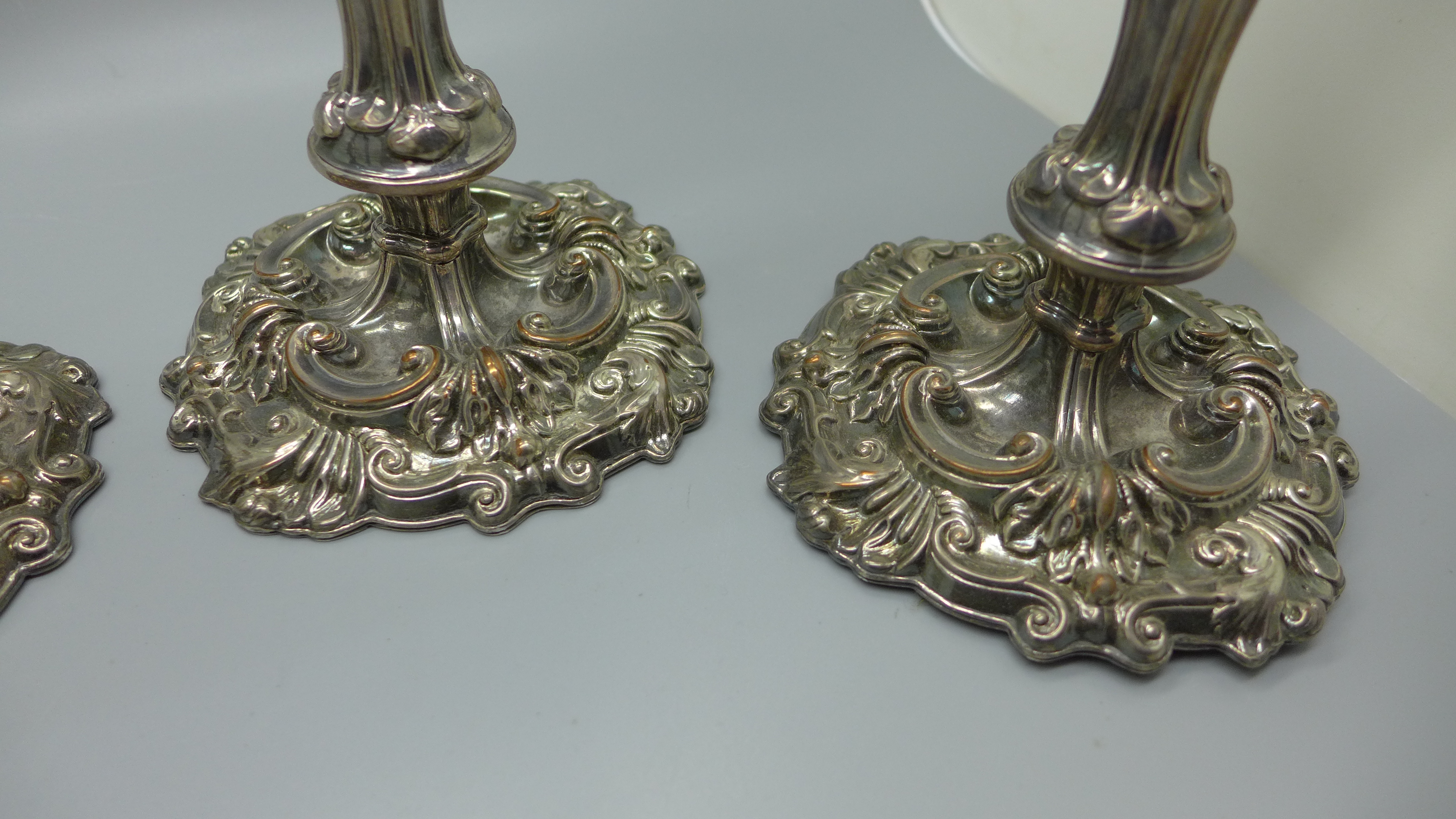 Four matching old Sheffield plate candlesticks with original sconces, circa 1830, 21cm - Image 3 of 4