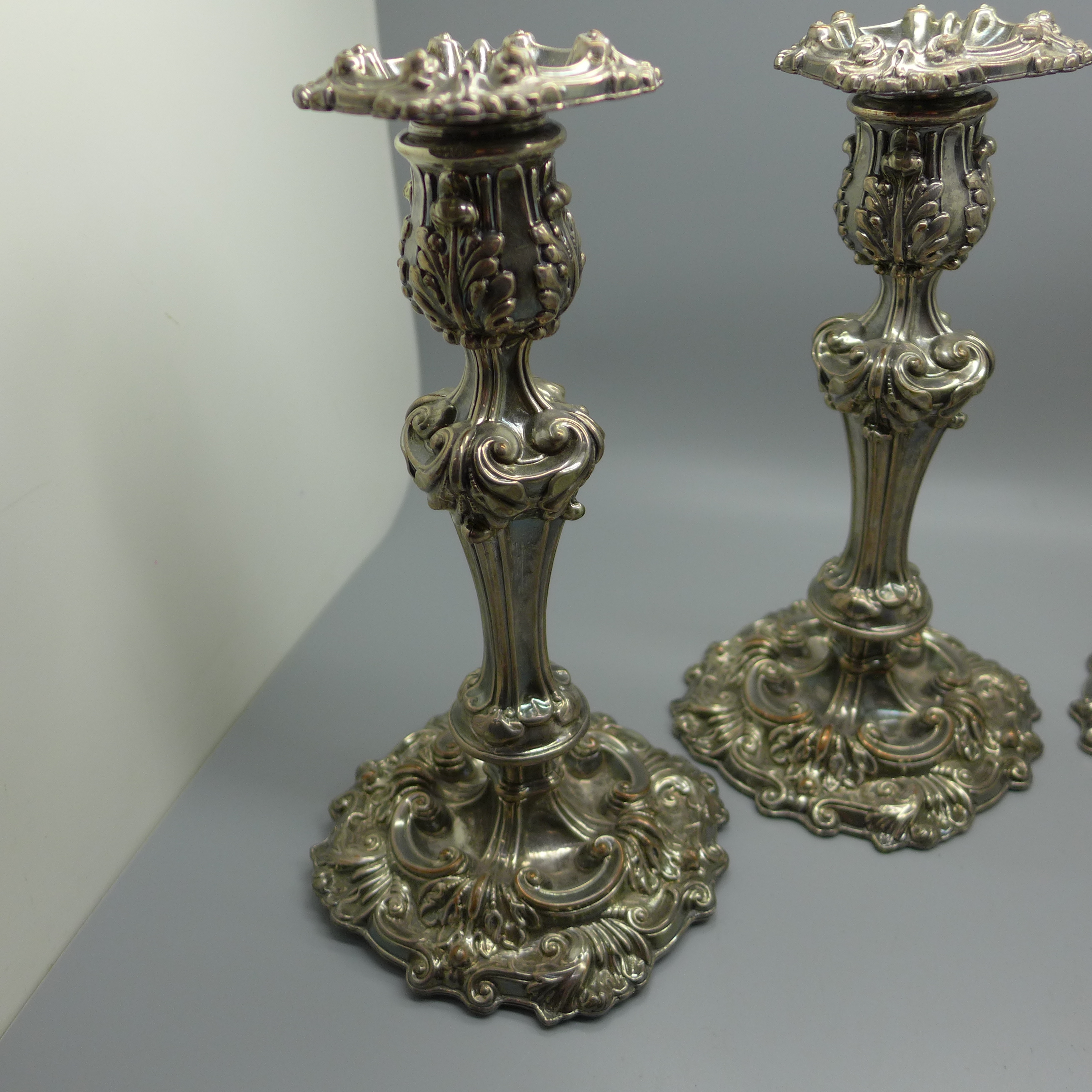 Four matching old Sheffield plate candlesticks with original sconces, circa 1830, 21cm - Image 2 of 4