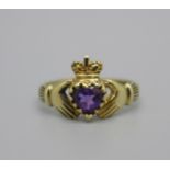 A 9ct gold and amethyst Claddagh ring, 1.9g, P