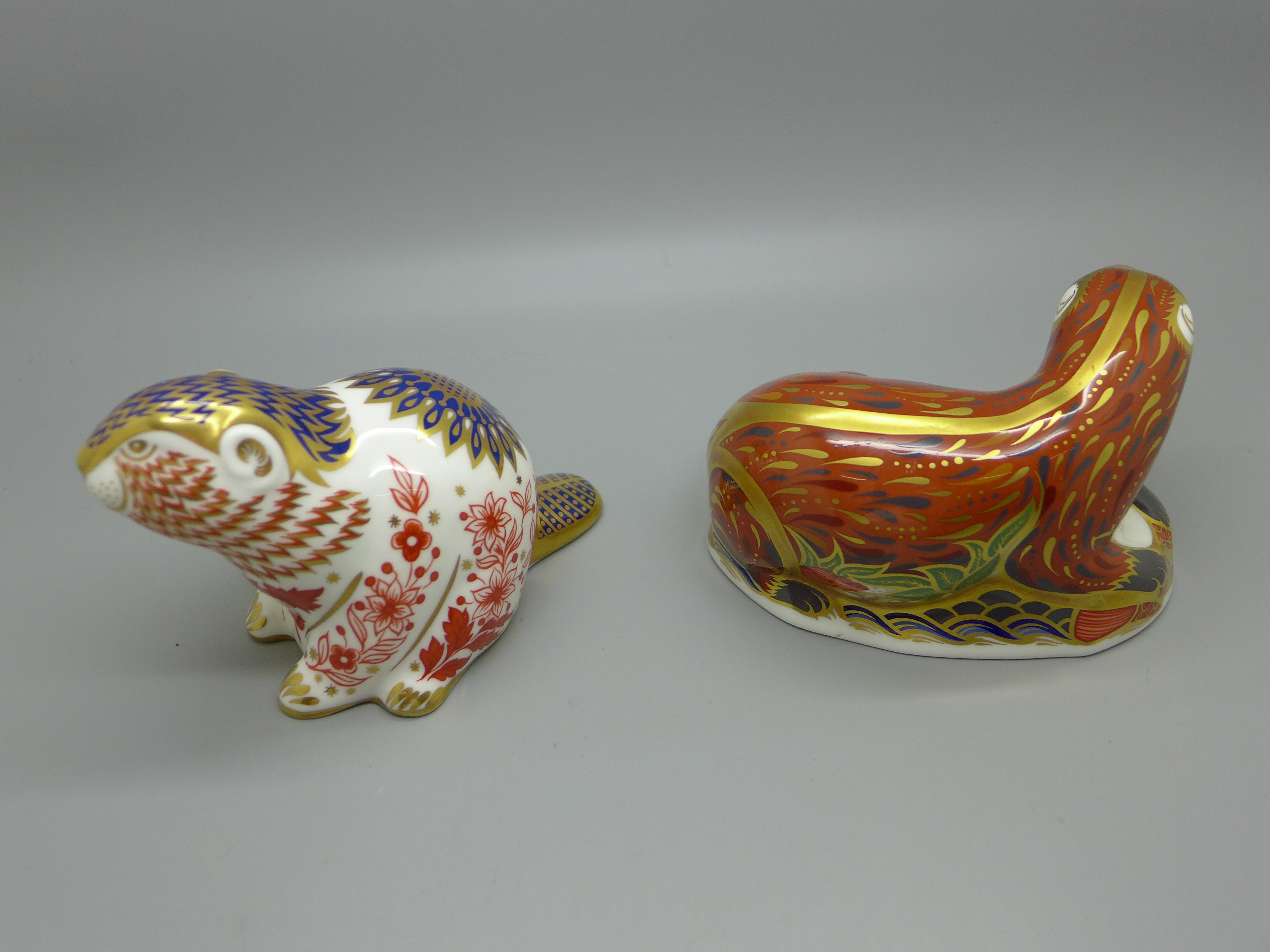 Two Royal Crown Derby paperweights - Otter, a gold signature edition commissioned by The Guild of - Image 2 of 3