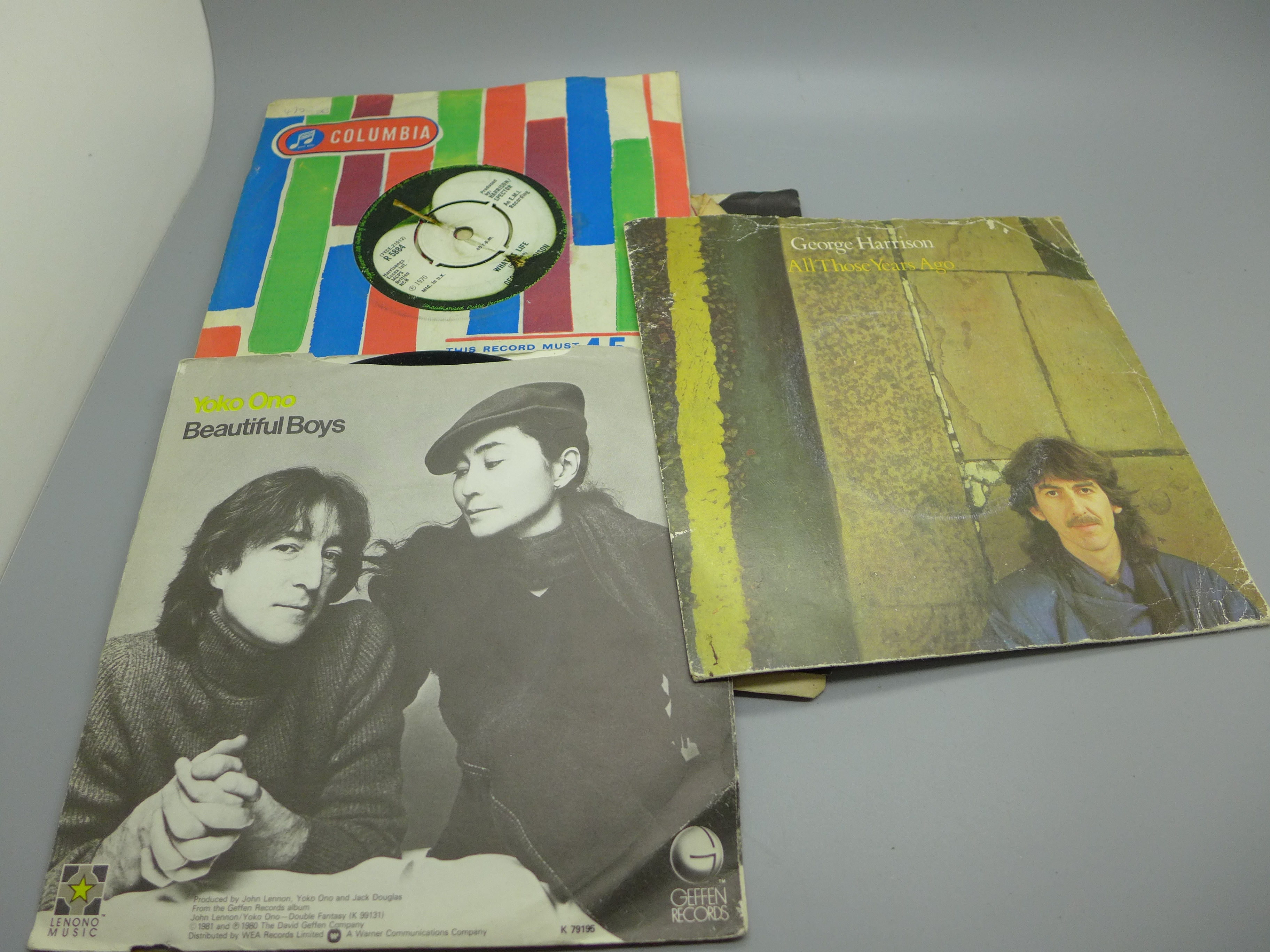 Seventeen The Beatles and solo 7" singles and a Beatles plate - Image 5 of 6