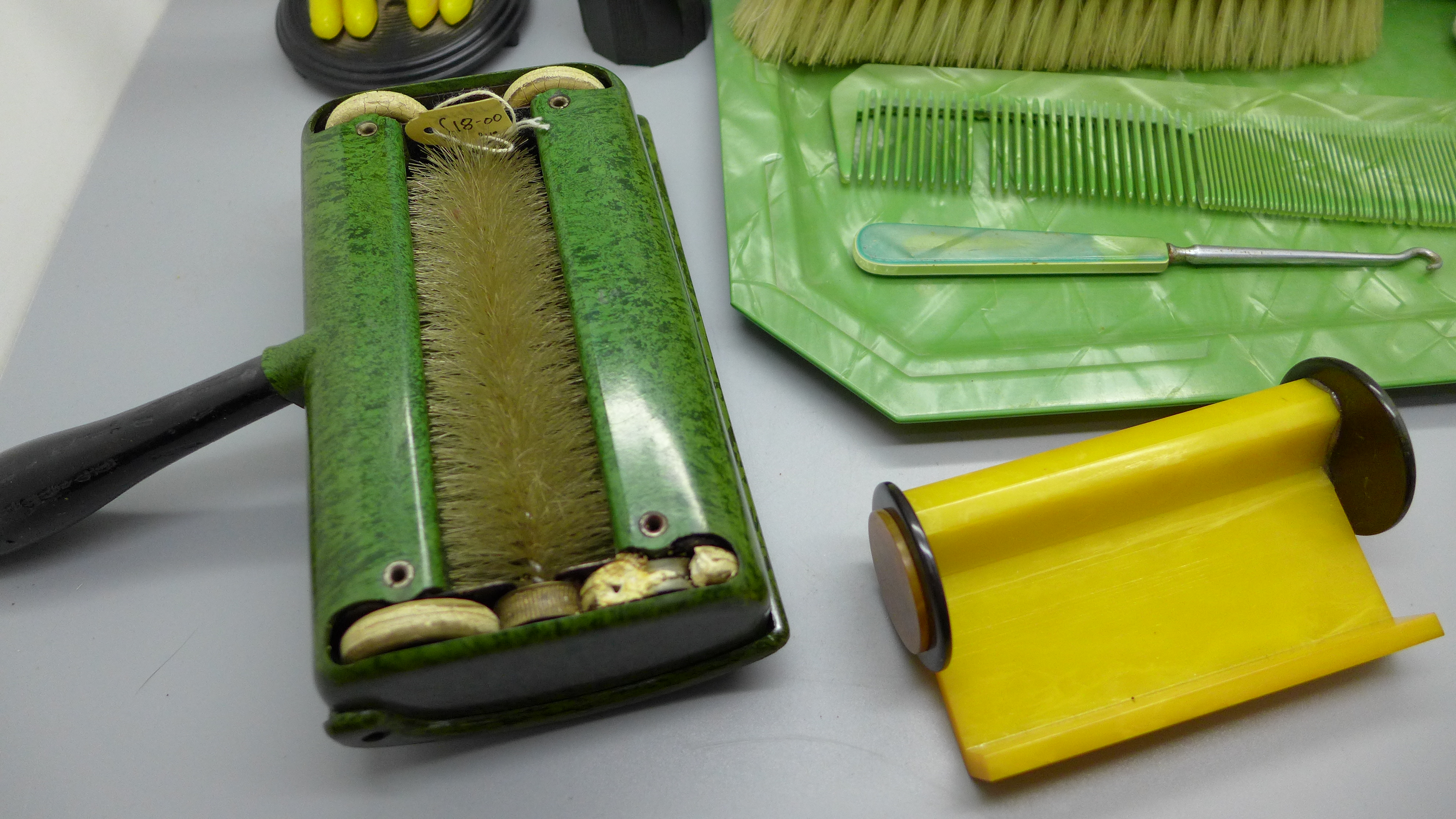 A collection of Bakelite and other early plastic including a card holder, a salt and pepper, a table - Image 4 of 5