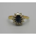 An 18ct gold cluster ring, 3.0g, P