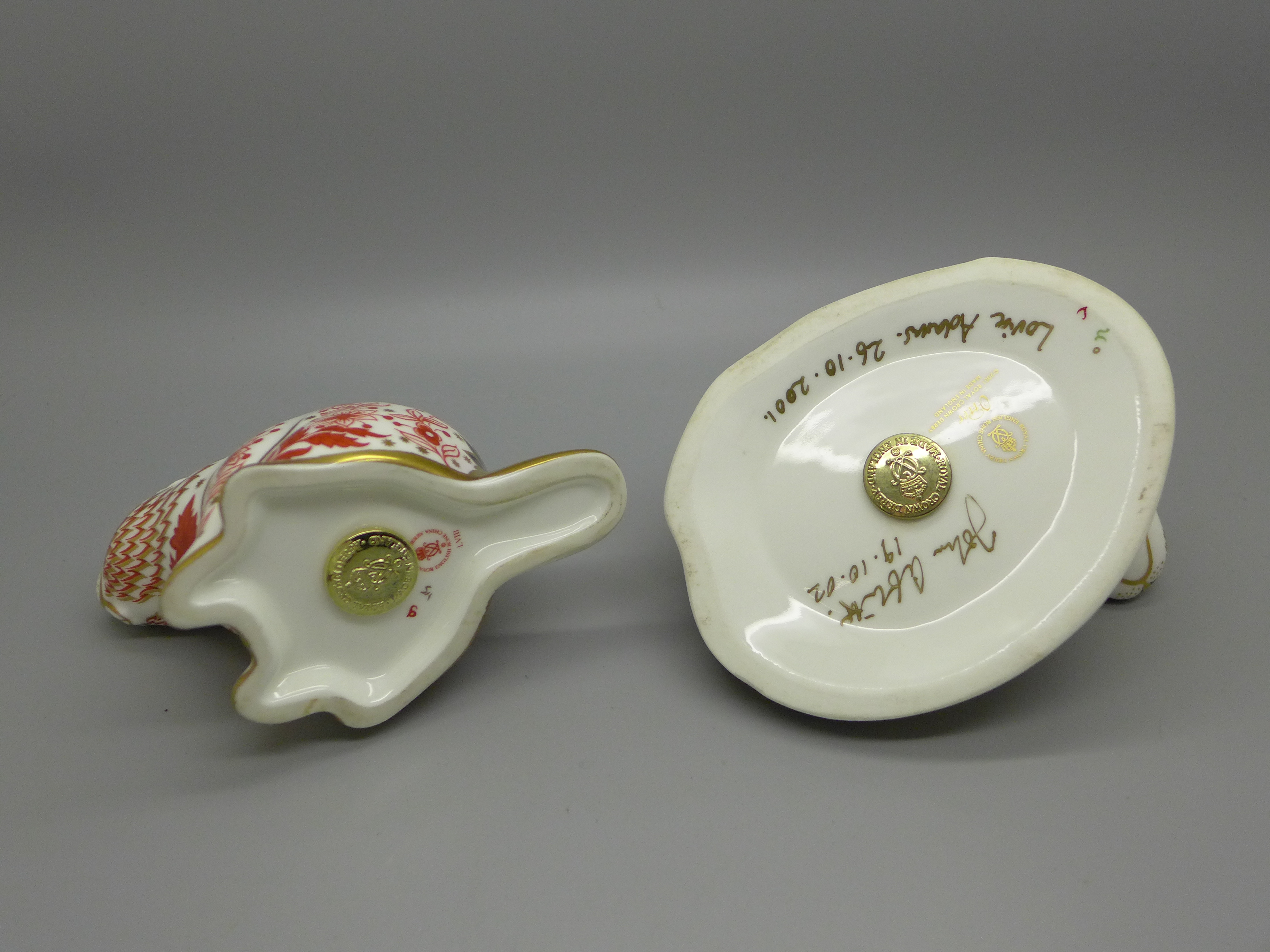 Two Royal Crown Derby paperweights - Otter, a gold signature edition commissioned by The Guild of - Image 3 of 3