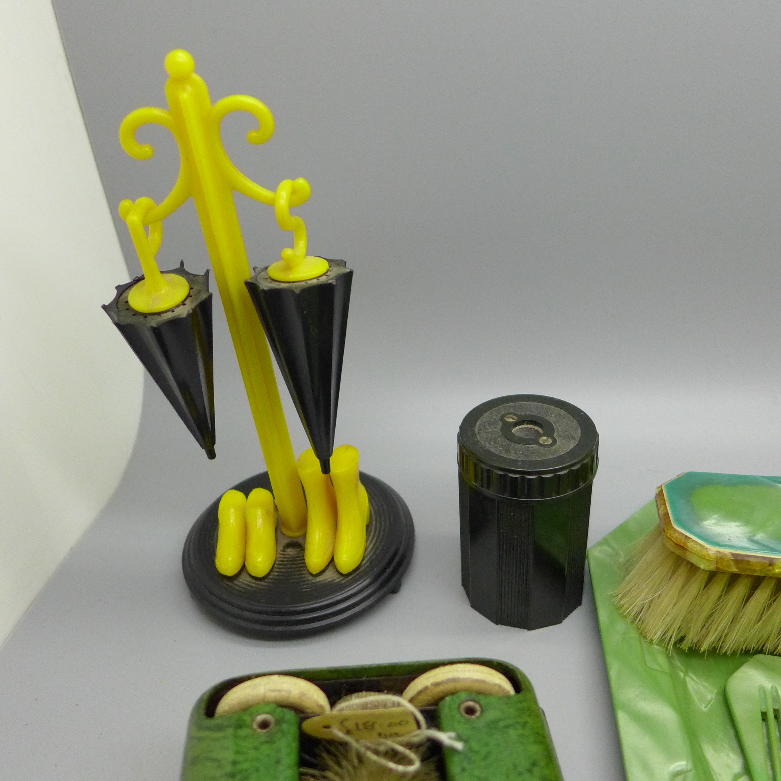 A collection of Bakelite and other early plastic including a card holder, a salt and pepper, a table - Image 2 of 5