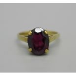 A 9ct gold and garnet ring, 1.8g, H