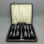 A cased set of six pastry forks and a two pronged serving fork, 111g